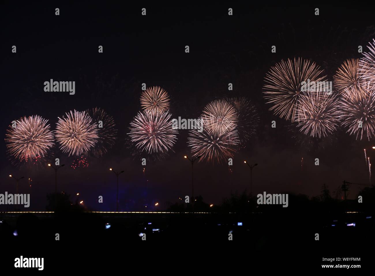 Fuochi d'artificio esplodere oltre l'Olympic verde per APEC Cina 2014 a Pechino, in Cina, 10 novembre 2014. Foto Stock