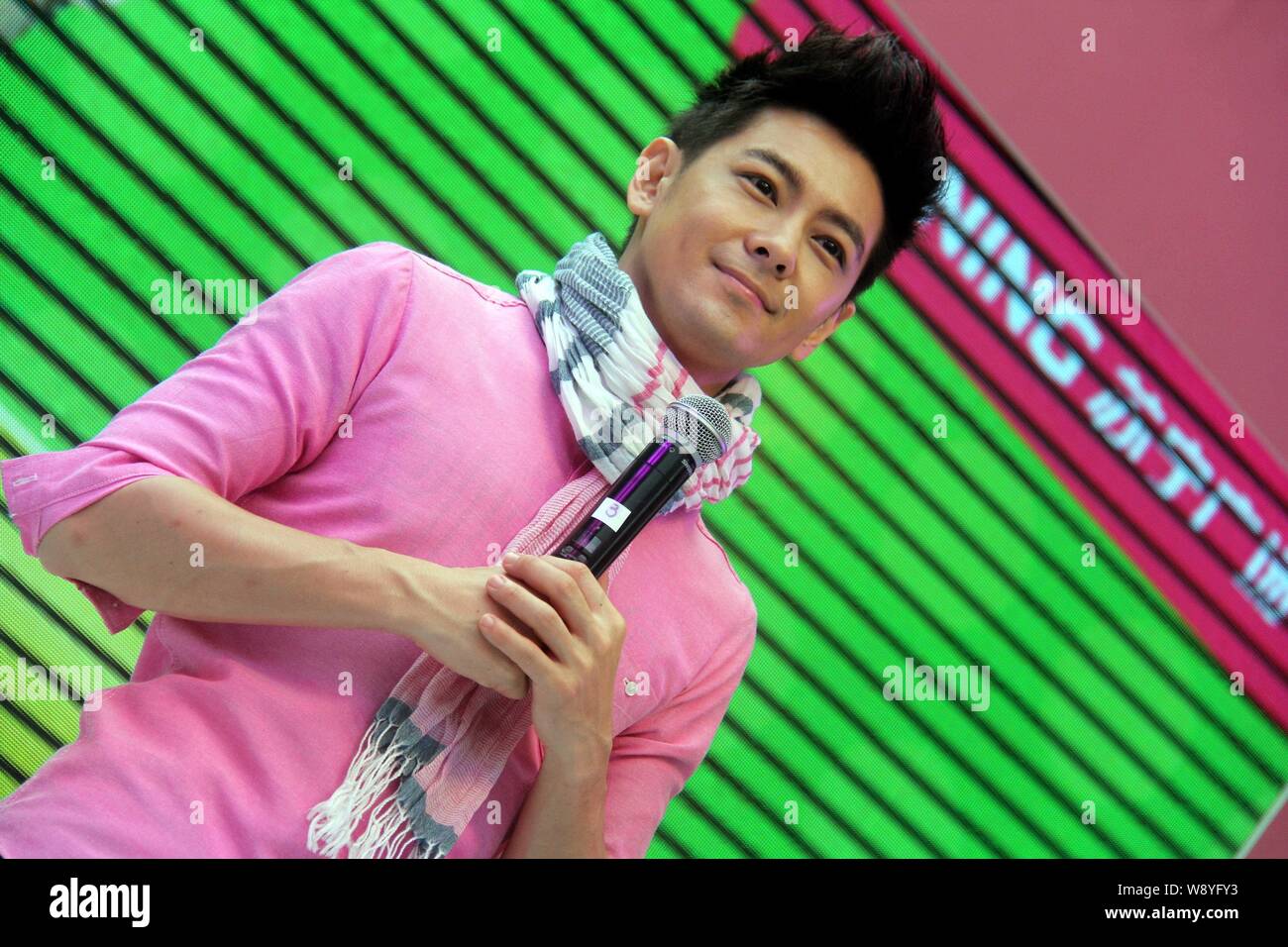 Taiwanese cantante e attore Jimmy Lin sorrisi a una ventola evento riunione nella città di Wuhu, est cinese della provincia di Anhui, 2 ottobre 2014. Foto Stock