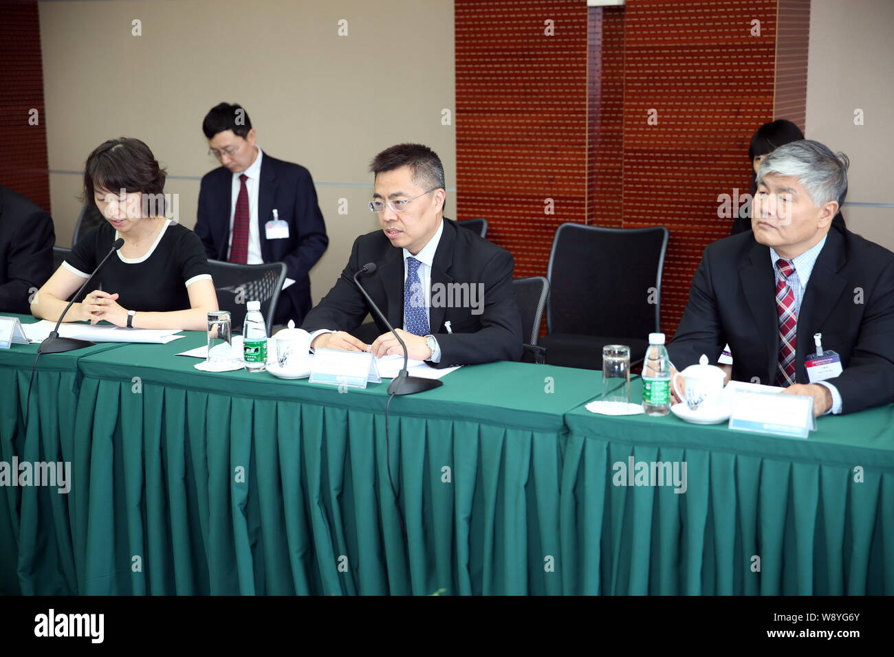 Zhang Xiangchen, centro, assistente del ministro del Commercio cinese, parla durante un incontro con il governatore del Texas Rick Perry, invisibili, a Pechino, Cina, 9 Foto Stock