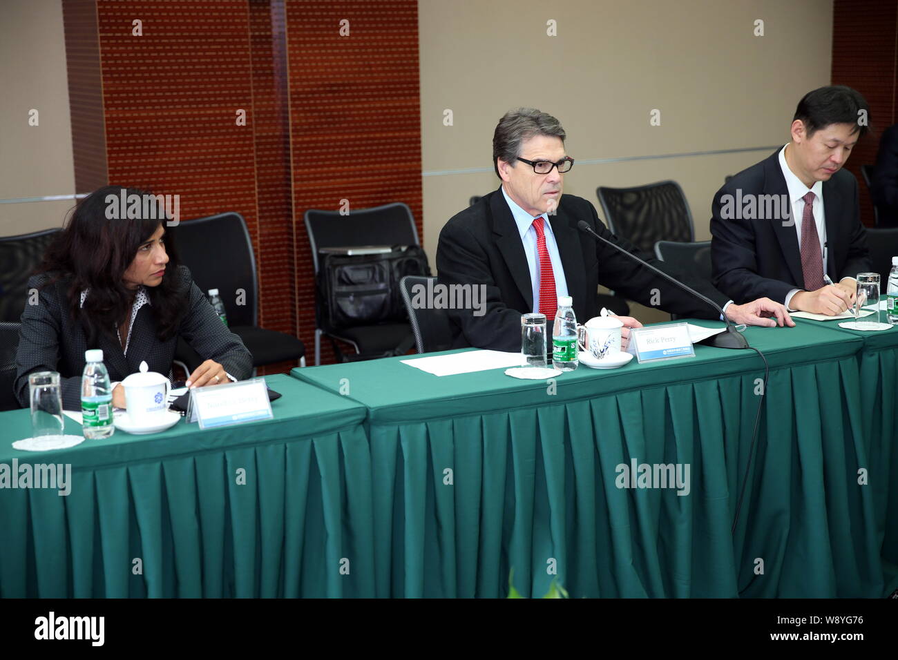 Texas Governor Rick Perry, centro, parla nel corso di una riunione con Zhang Xiangchen, invisibili, assistente del ministro del Commercio cinese a Pechino, Cina, 9 Foto Stock