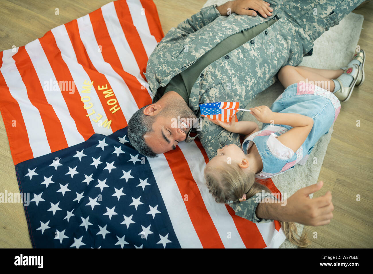 Bionda ragazza carina incontro con il suo eroe americano a casa Foto Stock