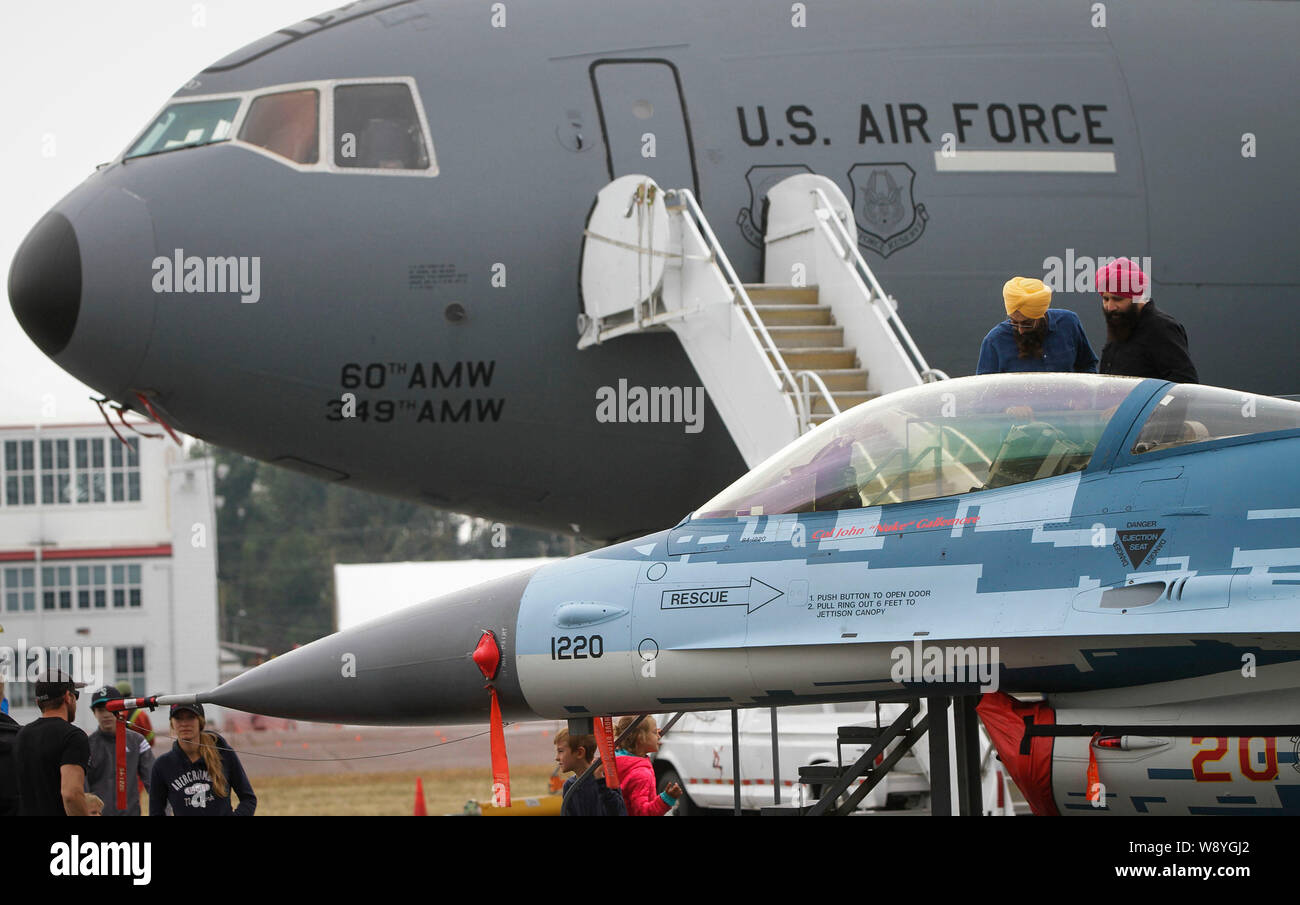 Abbotsford, Canada. 11 Ago, 2019. La gente visita il 57th annuale di Abbotsford Airshow internazionale in Abbotsford, Canada, 11 Agosto, 2019. Il primo airshow prese il volo nel 1962, lanciato da un locale flying club per attirare l attenzione e business per la città di aeroporto. In seguito divenne uno dei più importanti spettacoli di aviazione in Nord America, disegno top dei piloti e degli aerei provenienti da tutto il Canada, gli Stati Uniti e l'Europa. Credito: Liang Sen/Xinhua/Alamy Live News Foto Stock