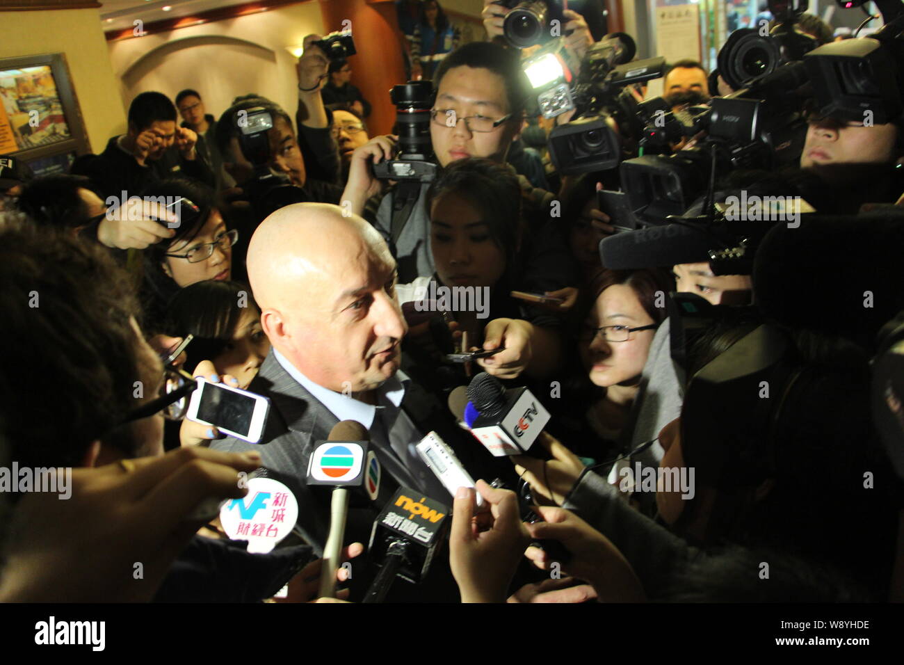 Hugh Dunleavy, centro, direttore commerciale della Malaysia Airlines è circondato e intervistato dai giornalisti nel corso di una conferenza stampa circa la mancanza del Bo Foto Stock