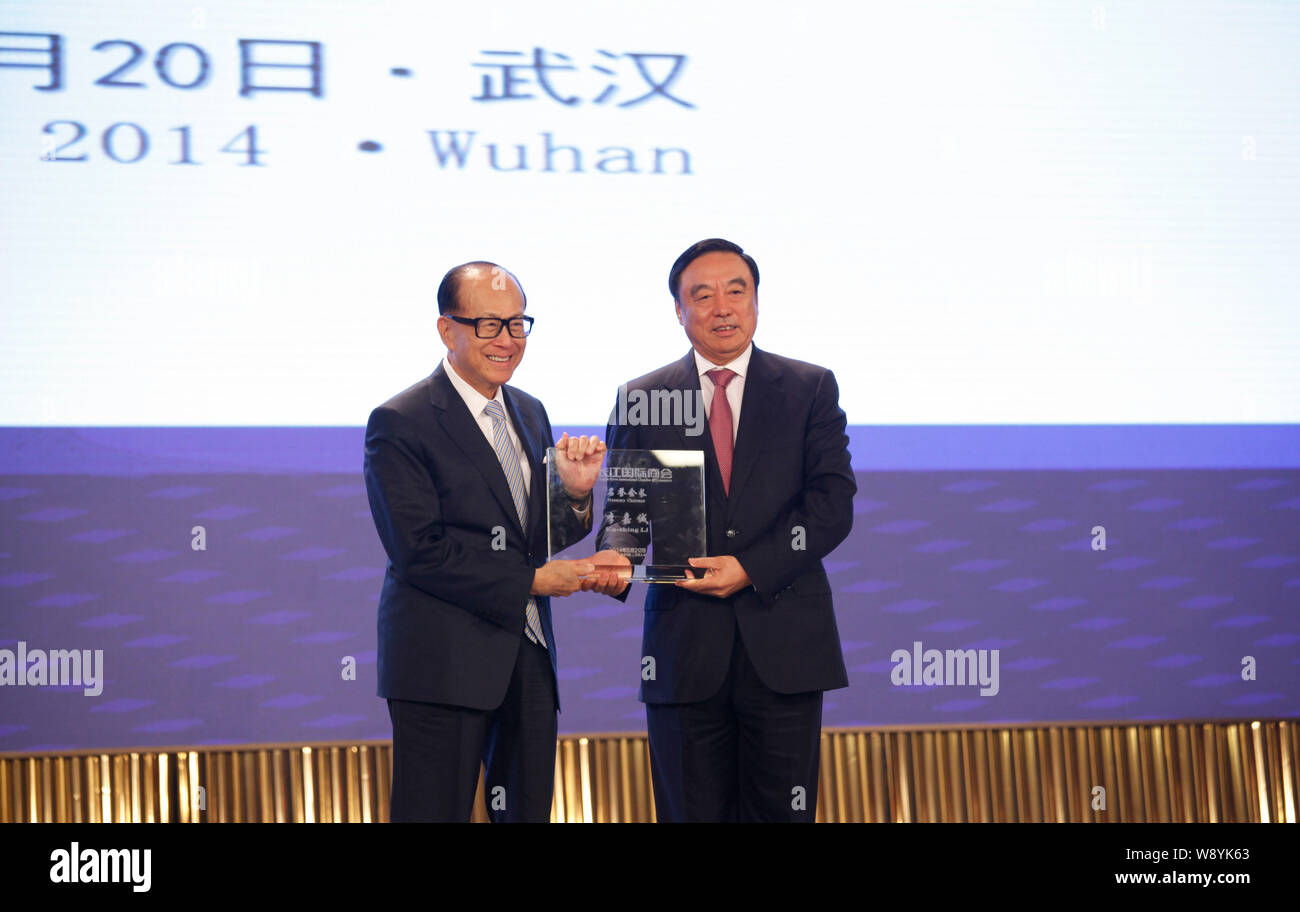 Ma Weihua, destra, ex presidente della China Merchants Bank e Presidente del fiume Yangtze Camera internazionale di commercio, presenta un certificato Foto Stock