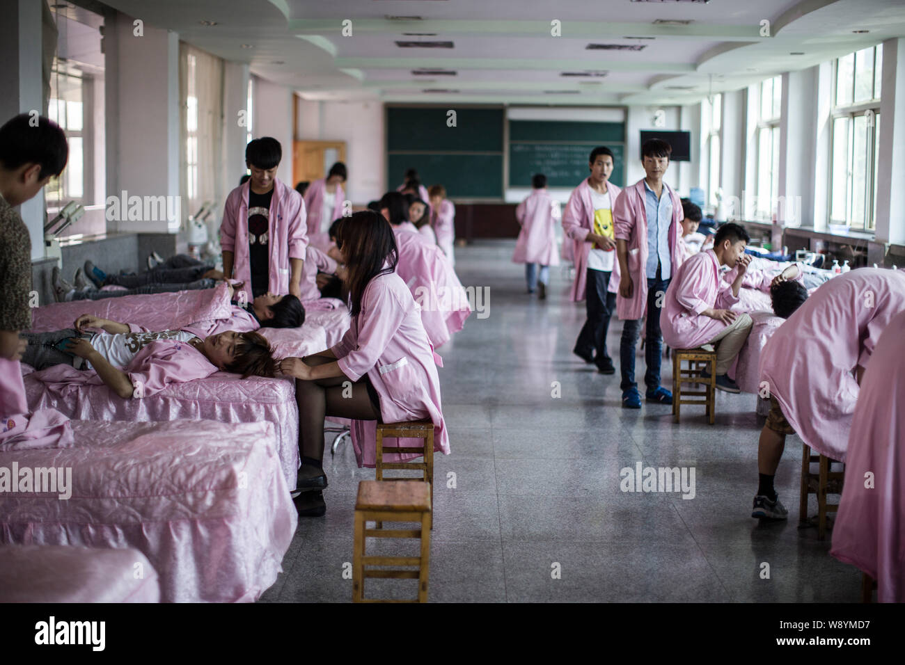 Studenti Cinesi per saperne di parrucchiere e applicazione di un trattamento di bellezza presso Lanxiang Vocational School di Jinan City East Chinas provincia di Shandong, 12 Foto Stock