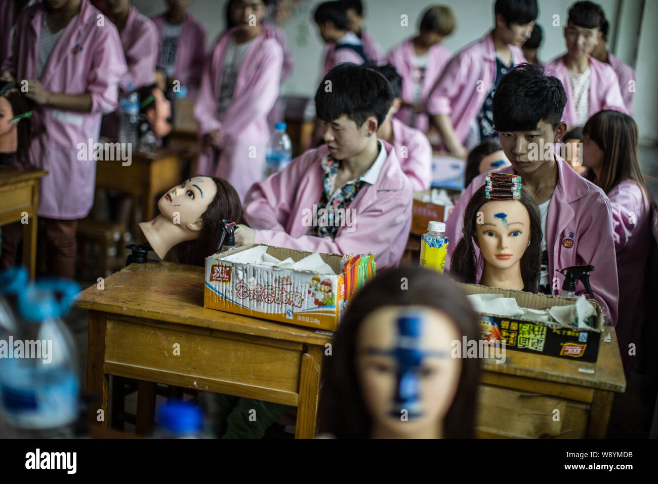 Studenti Cinesi imparare le abilità di parrucchiere a Lanxiang Vocational School di Jinan City East Chinas provincia di Shandong, 12 giugno 2014. La popolarità Foto Stock
