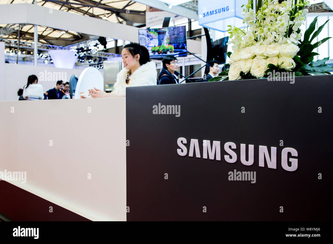 --FILE--un dipendente è visto allo stand di Samsung durante l'apparecchio World Expo (AWE) 2014 in Cina a Shanghai, 20 marzo 2014. Samsung Electronic Foto Stock