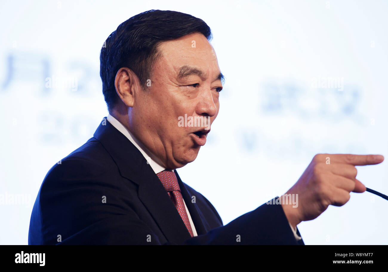 Ma Weihua, ex presidente della China Merchants Bank e Presidente del fiume Yangtze della Camera di commercio internazionale, offre un intervento durante il Foto Stock