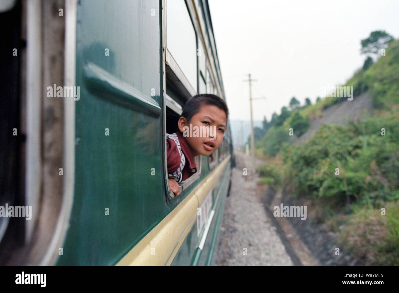 --FILE -- un giovane ragazzo si affaccia ad una finestra di un "green-pelle " viaggio in treno da Tangbao di Huaihua in Tongdao Tong contea autonoma, città di Huaihua, Foto Stock