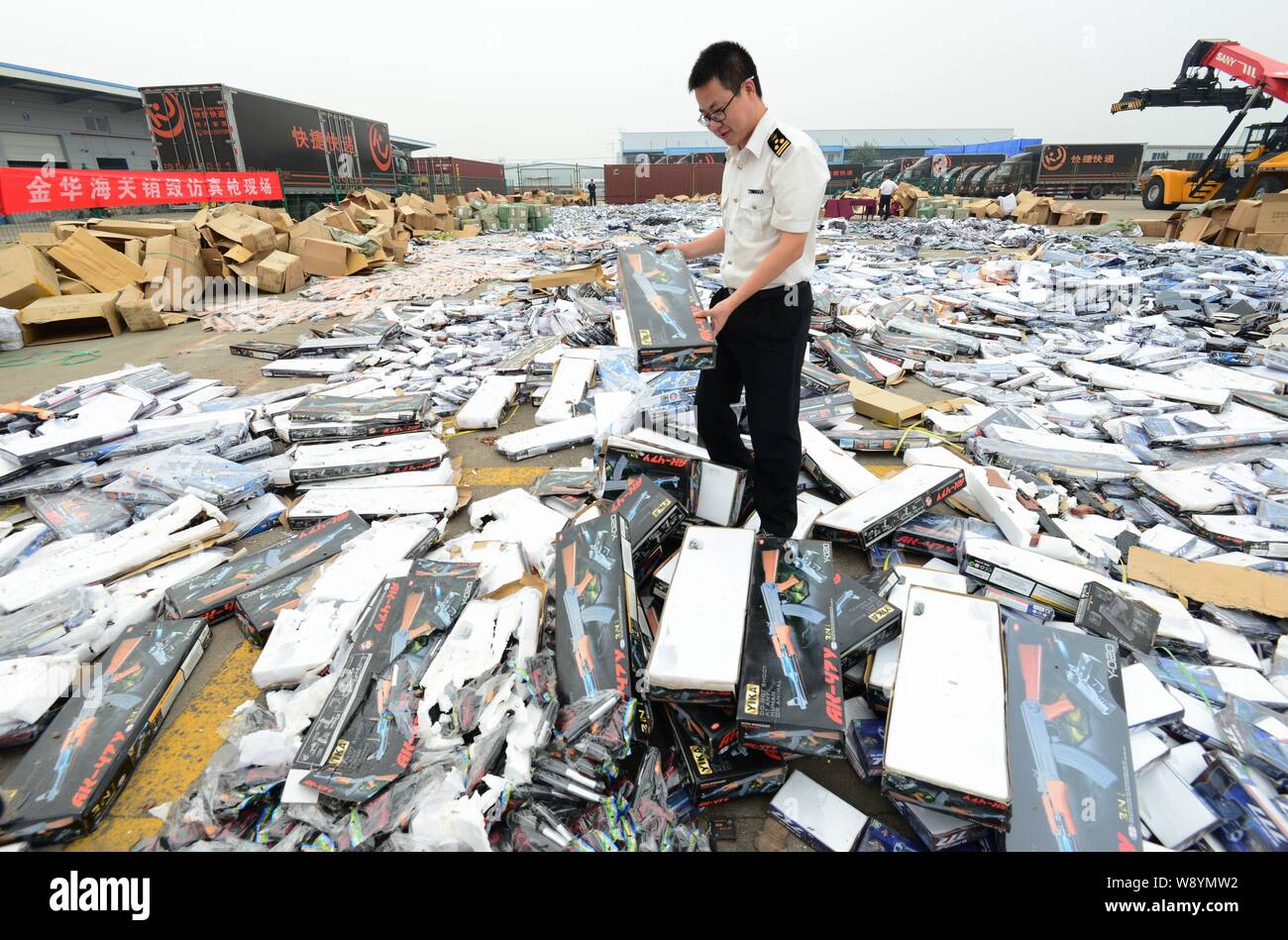 Un Cinese funzionario doganale verifica imitazioni di armi per essere distrutti in Jinhua city, est della Cina di provincia dello Zhejiang, 25 settembre 2014. Le autorità doganali Foto Stock