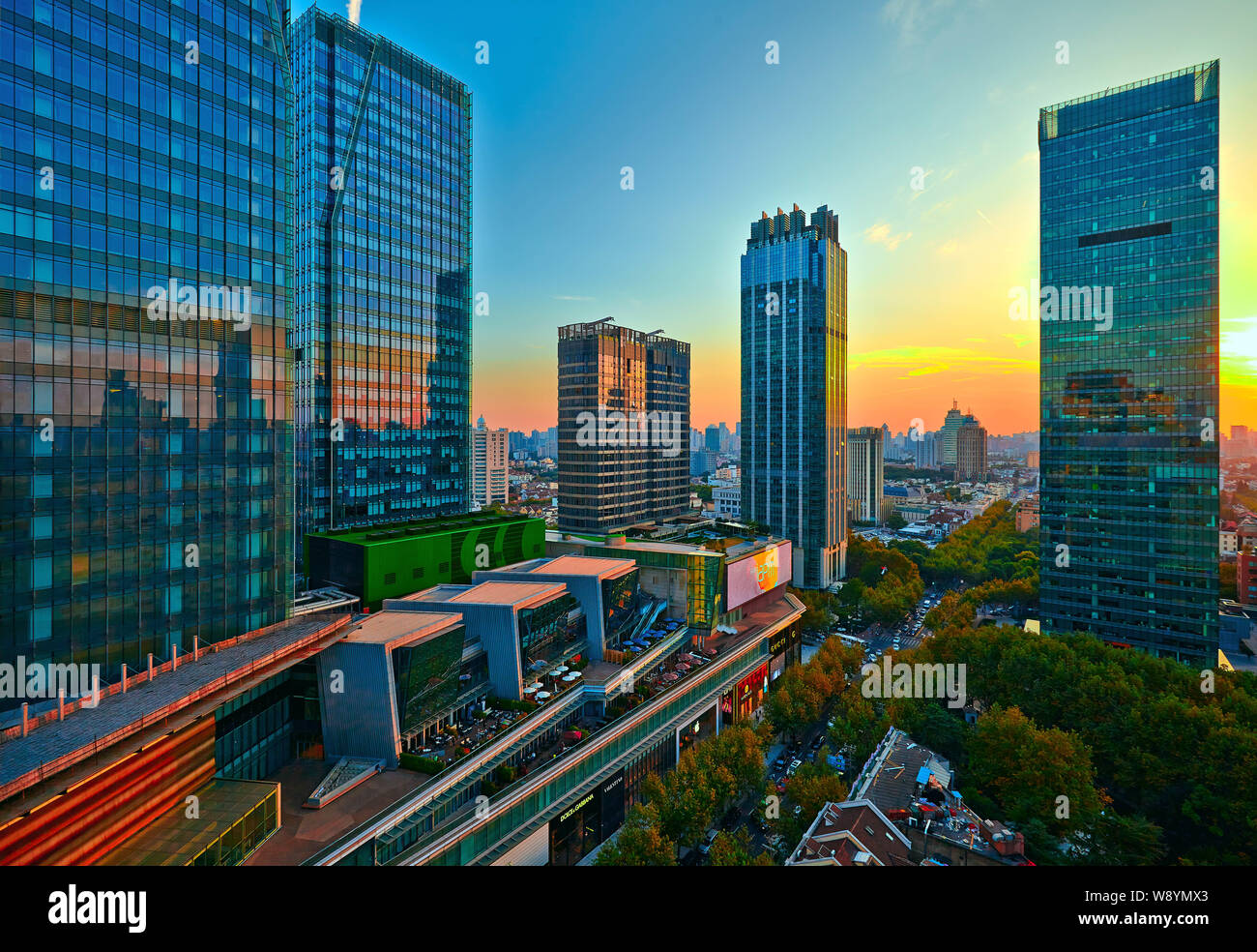 Vista del iapm mall e edifici ad alta sulla Huaihai Road in Cina a Shanghai, 19 ottobre 2014. Foto Stock