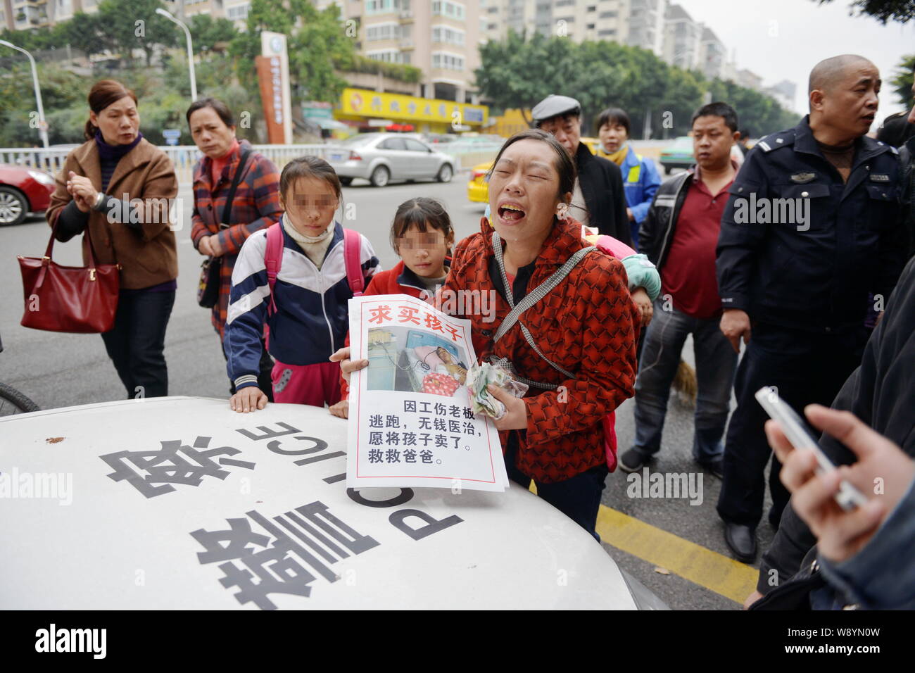 Donna cinese Ni Qiong, centro, grida con le sue figlie nella parte anteriore di una macchina della polizia su una strada nella città di Fuzhou, a sud-est della Cina di provincia del Fujian, 14 Dece Foto Stock Donna cinese Ni Qiong, centro, grida con le sue figlie nella parte anteriore di una macchina della polizia su una strada nella città di Fuzhou, a sud-est della Cina di provincia del Fujian, 14 Dece Foto Stock