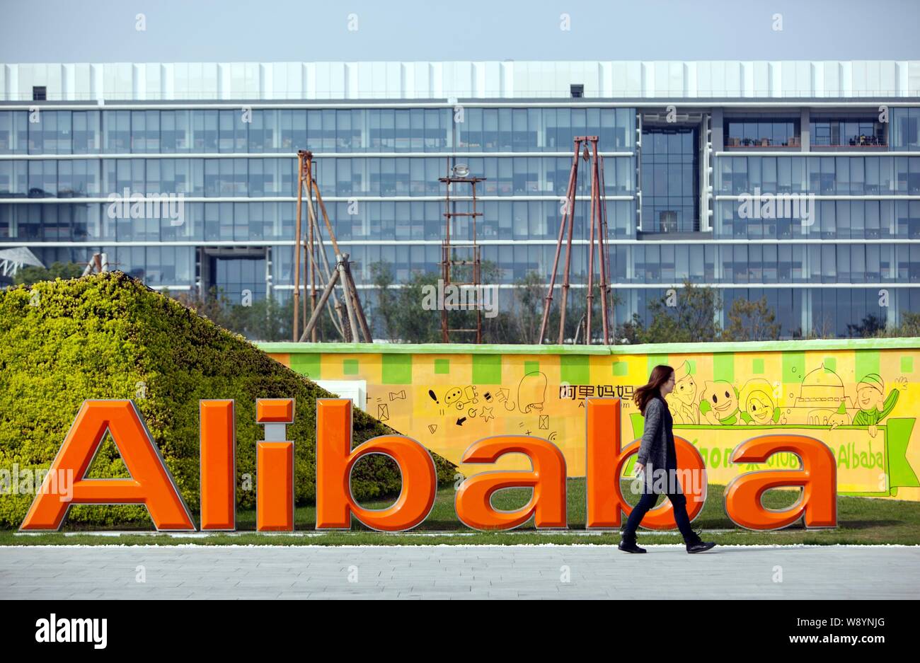 --FILE--A passeggiate a piedi passato la sede cinese di e-commerce Alibaba gigante in Hangzhou, est della Cina di provincia dello Zhejiang, 4 novembre 2013 Foto Stock