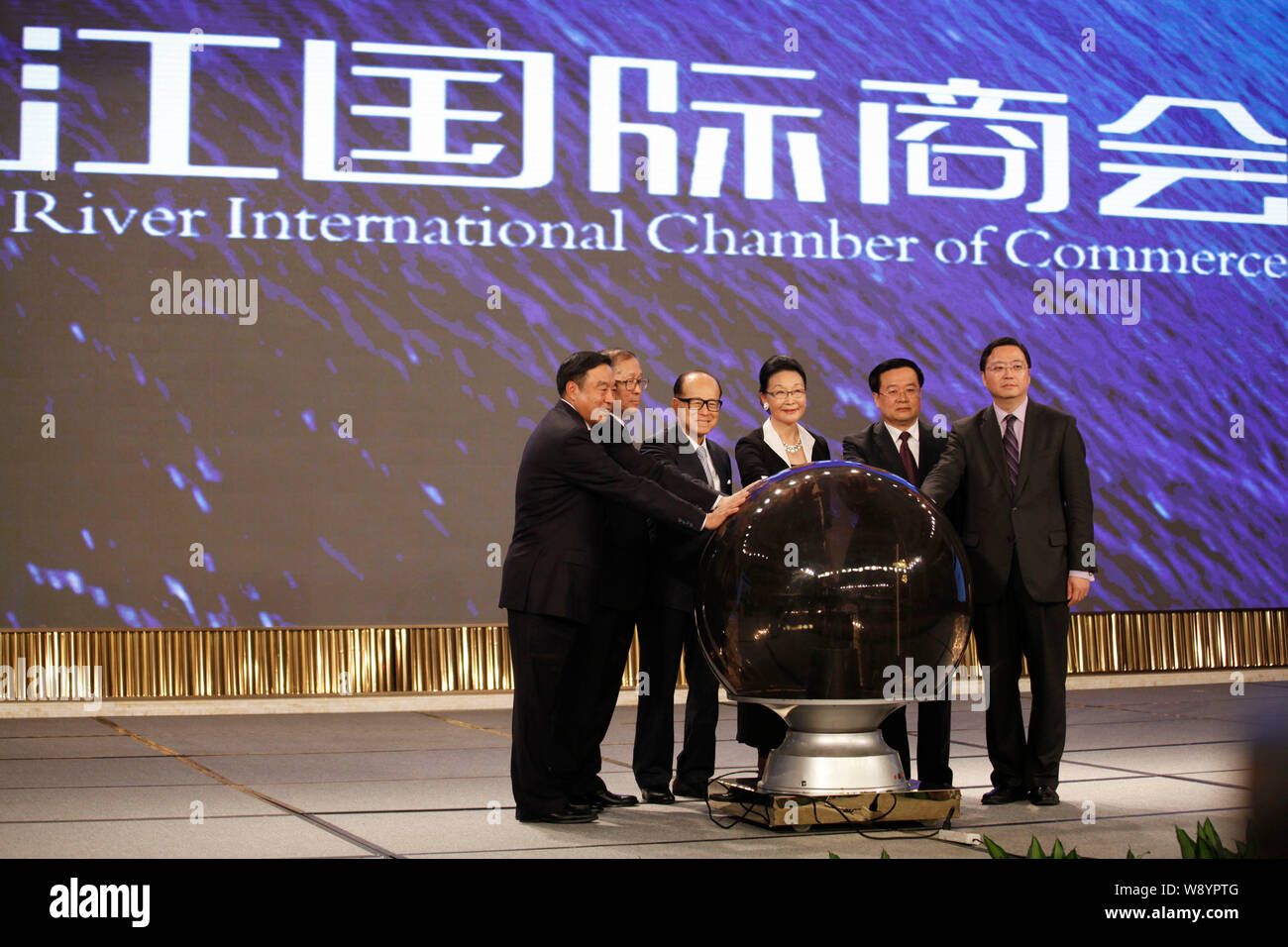 Ma Weihua, sinistra, ex presidente della China Merchants Bank e Presidente del fiume Yangtze Camera internazionale di commercio, Li Ka-shing, la terza a sinistra Foto Stock