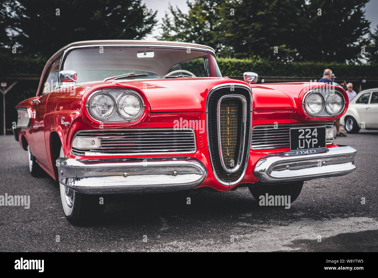 Automobili classiche a Goodwood Autodromo Prima Colazione Club, nelle vicinanze del Chichester, West Sussex, in Inghilterra. Foto Stock