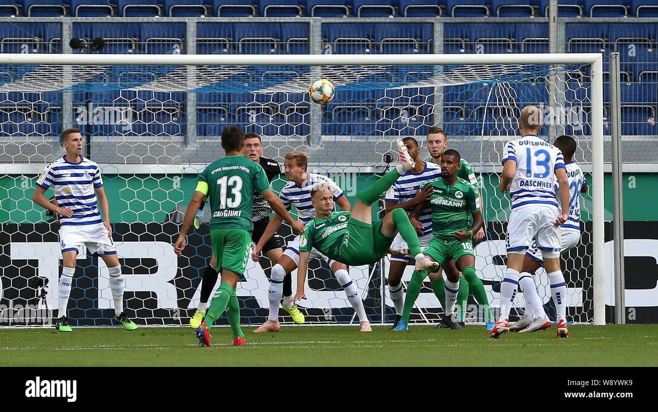 Duisburg, Deutschland. 11 Ago, 2019. firo: 11.08.2019 calcio, 3. Liga, stagione 2019/2020, DFB Pokal, MSV Duisburg - SpVgg Greuther FÃ ' rth Havard Nielsen (# 16, SpVgg Greuther FÃ rth) con notevole dispositivo anticaduta. | Utilizzo di credito in tutto il mondo: dpa/Alamy Live News Foto Stock