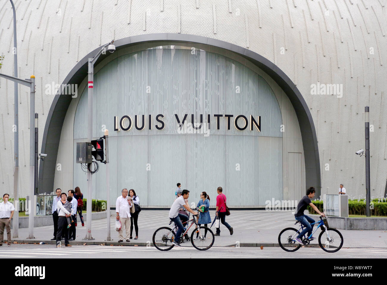 --FILE--Vista di un Louis Vuitton boutique di Louis Vuitton Moet Hennessy (LVMH) in Cina a Shanghai, 22 settembre 2014. LVMH Moet Hennessy Louis Vu Foto Stock