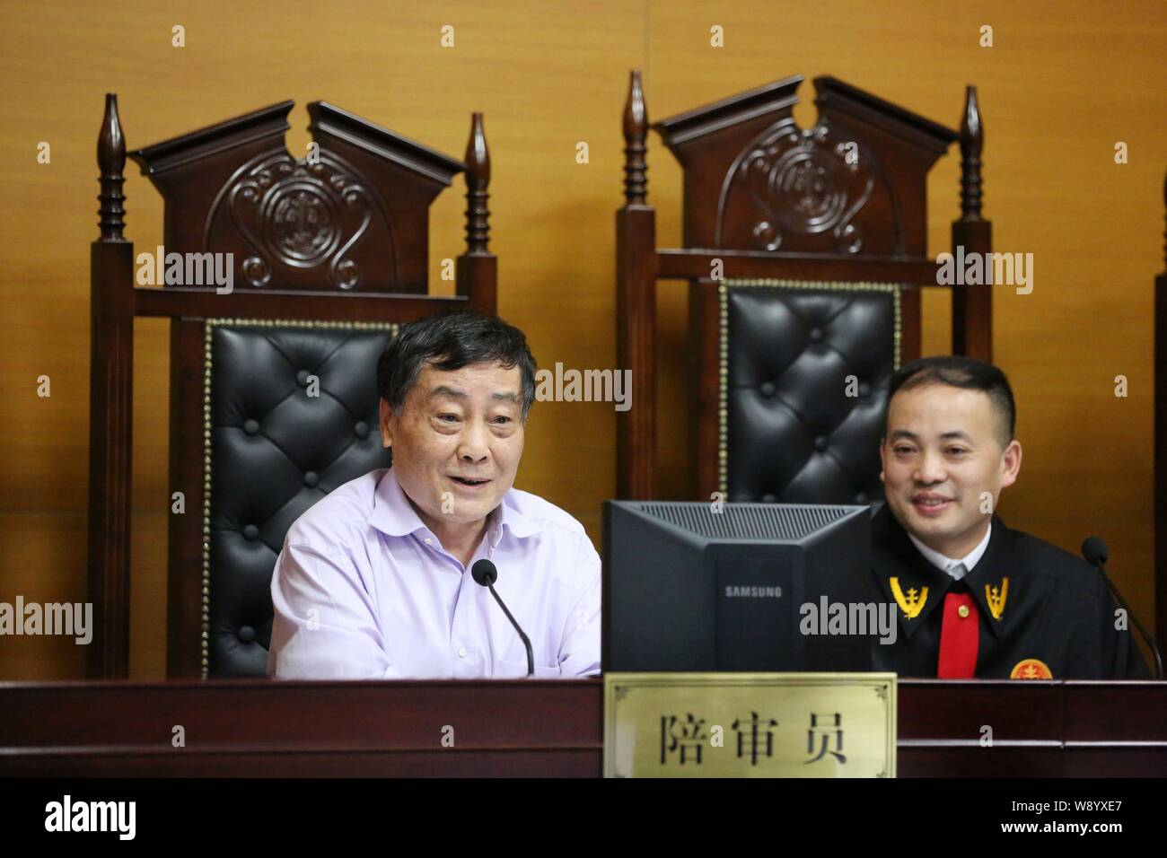 Zong Qinghou, sinistra, presidente del gruppo Wahaha, un giurato per una proprietà intellettuale caso, e Wang Jiangqiao, il giudice supremo, partecipare all'audizione di th Foto Stock