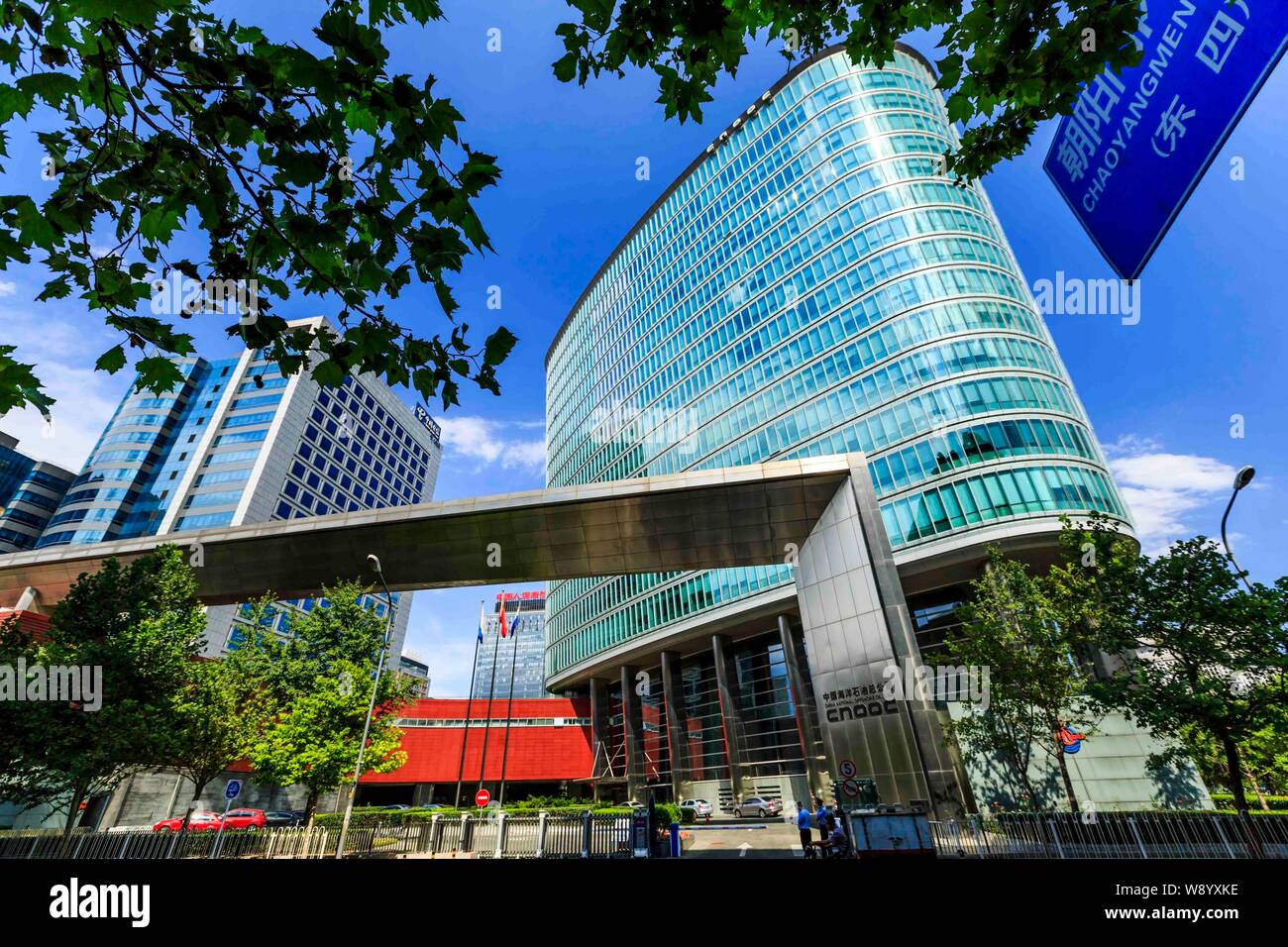 --FILE--Vista del quartier generale di CNOOC (China National Offshore Oil Corporation) a Pechino in Cina, 13 luglio 2014. Cina il più grande processo di produ Foto Stock