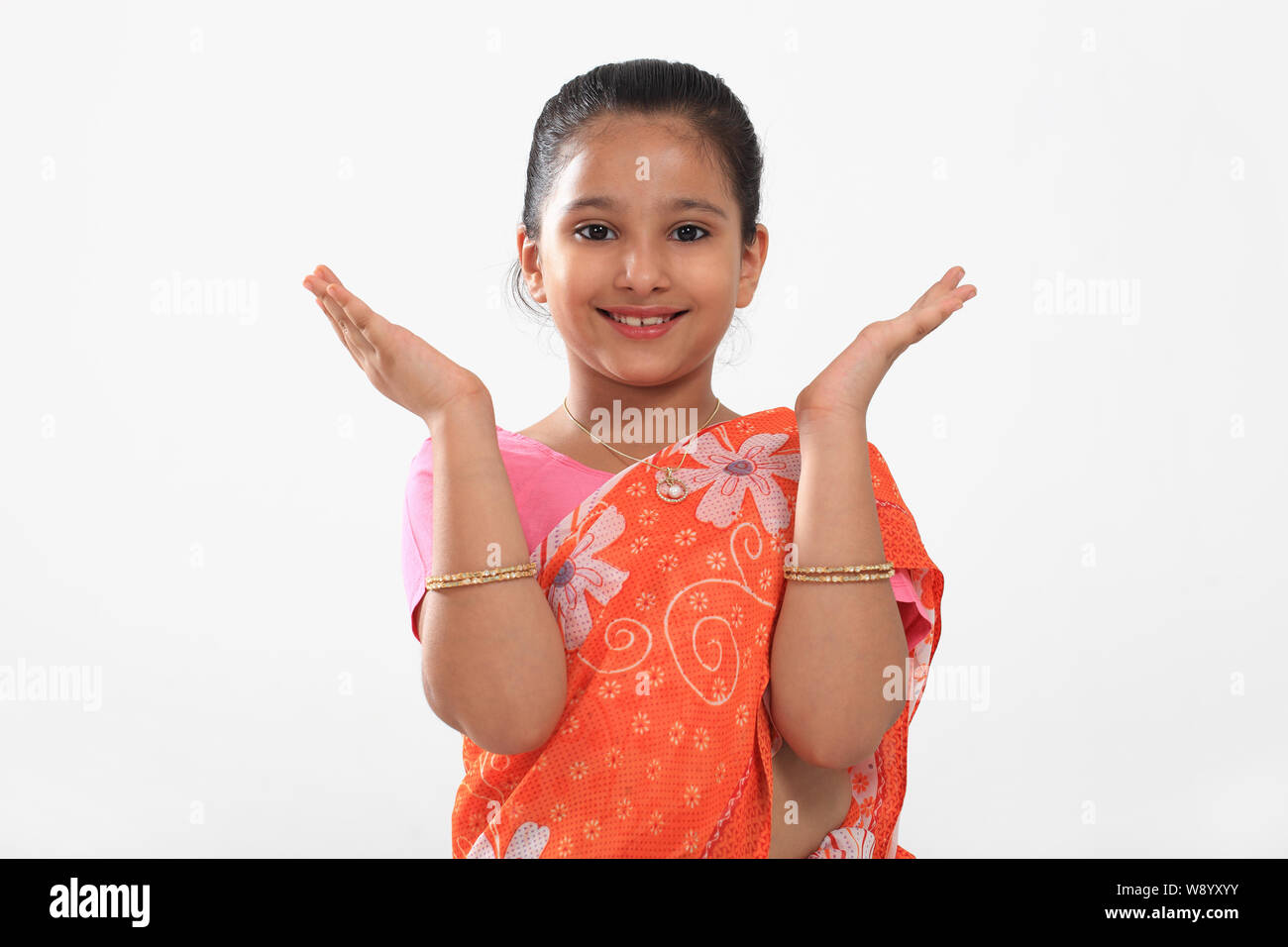 Ragazza fingendo di essere una casalinga Foto Stock