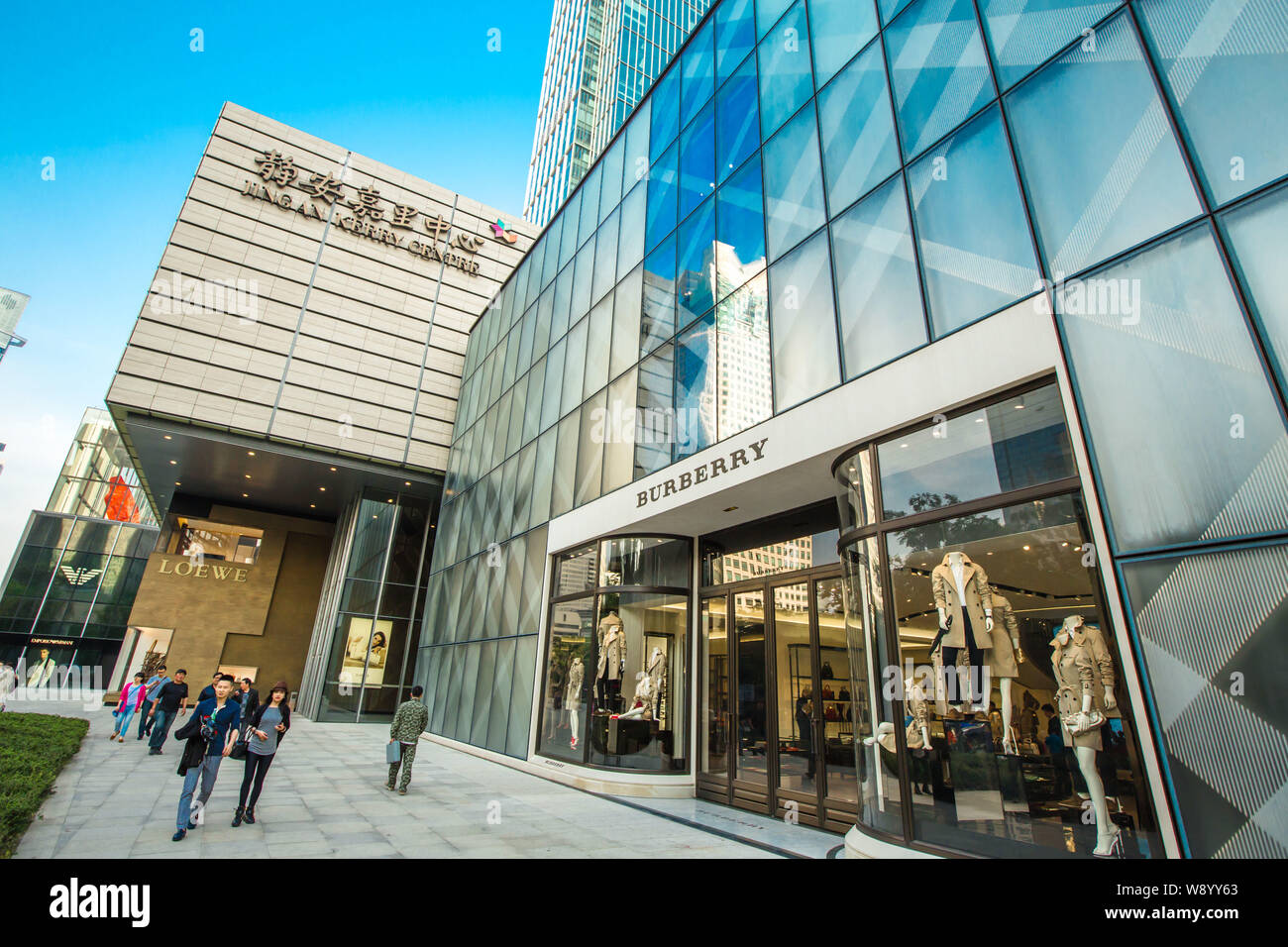 --FILE--pedoni a piedi passato una boutique di Burberry a Jing An Kerry Center a Shanghai in Cina, 8 maggio 2014. Lusso etichetta di moda Burberry e skinc Foto Stock