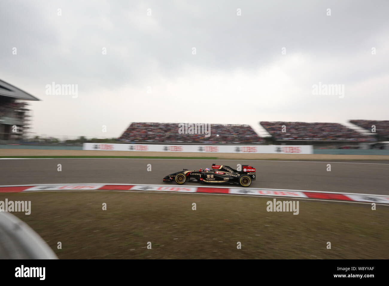 Il francese F1 driver Romain Grosjean del team Lotus F1 compete durante il 2014 Formula 1 Gran Premio di Cina a Shanghai International Circuit in Shang Foto Stock