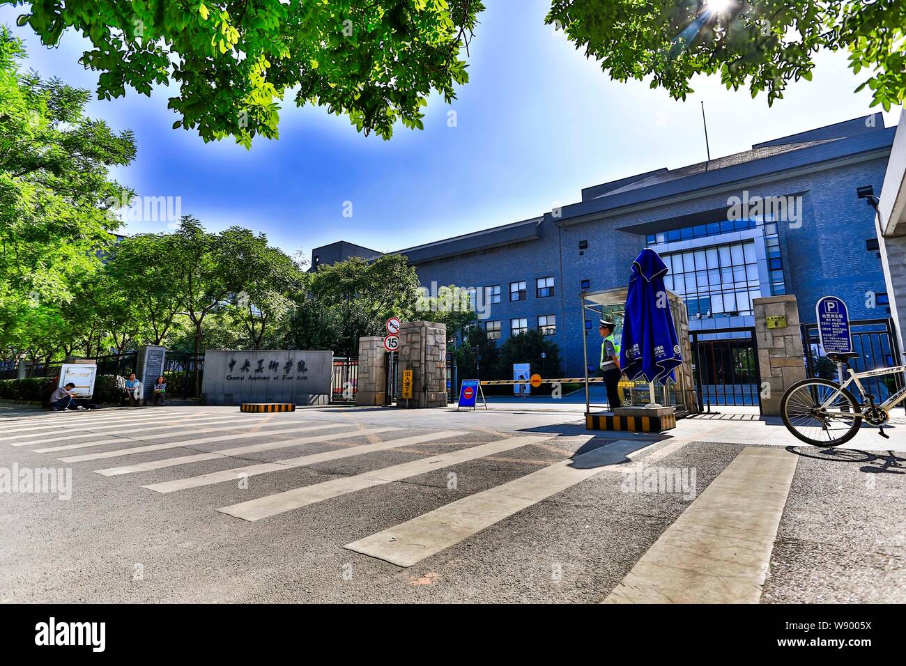 Vista della gate centrale di Accademia di Belle Arti (CAFA) a Pechino, in Cina, il 30 maggio 2013. Foto Stock