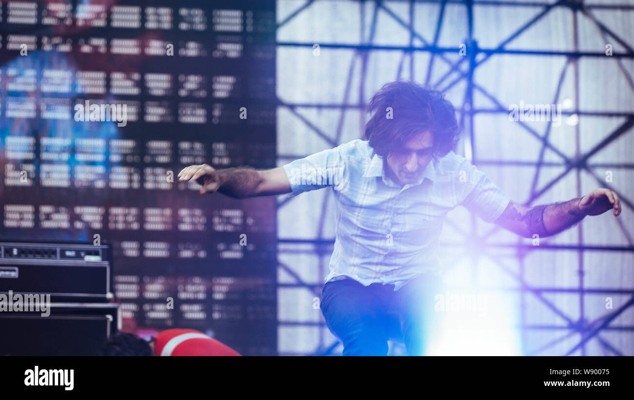 Un membro della band americana esplosioni nel cielo esegue durante la Strawberry Music Festival 2014 a Shanghai in Cina, 1 maggio 2014. La Fragola Mu Foto Stock