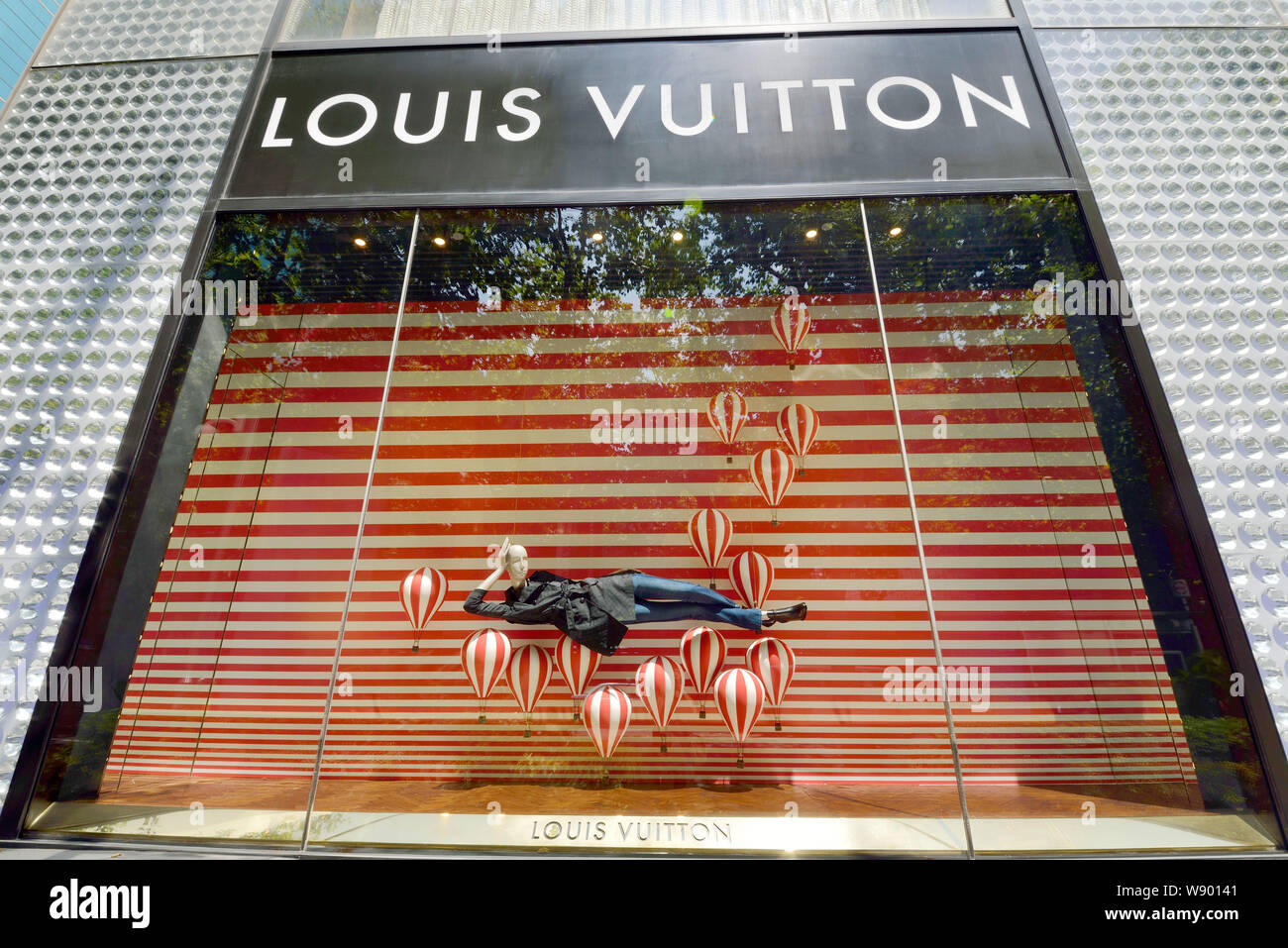 --FILE--Vista di un Louis Vuitton boutique di Louis Vuitton Moet Hennessy (LVMH) in Cina a Shanghai, 29 luglio 2013. LVMH Moet Hennessy Louis Vuitton Foto Stock
