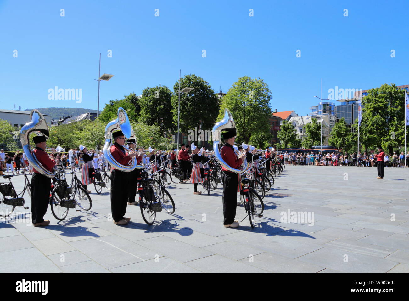 Noleggio Showband Crescendo durante una esecuzione pubblica su Festplassen nella città di Bergen, Norvegia, durante l'estate. Foto Stock