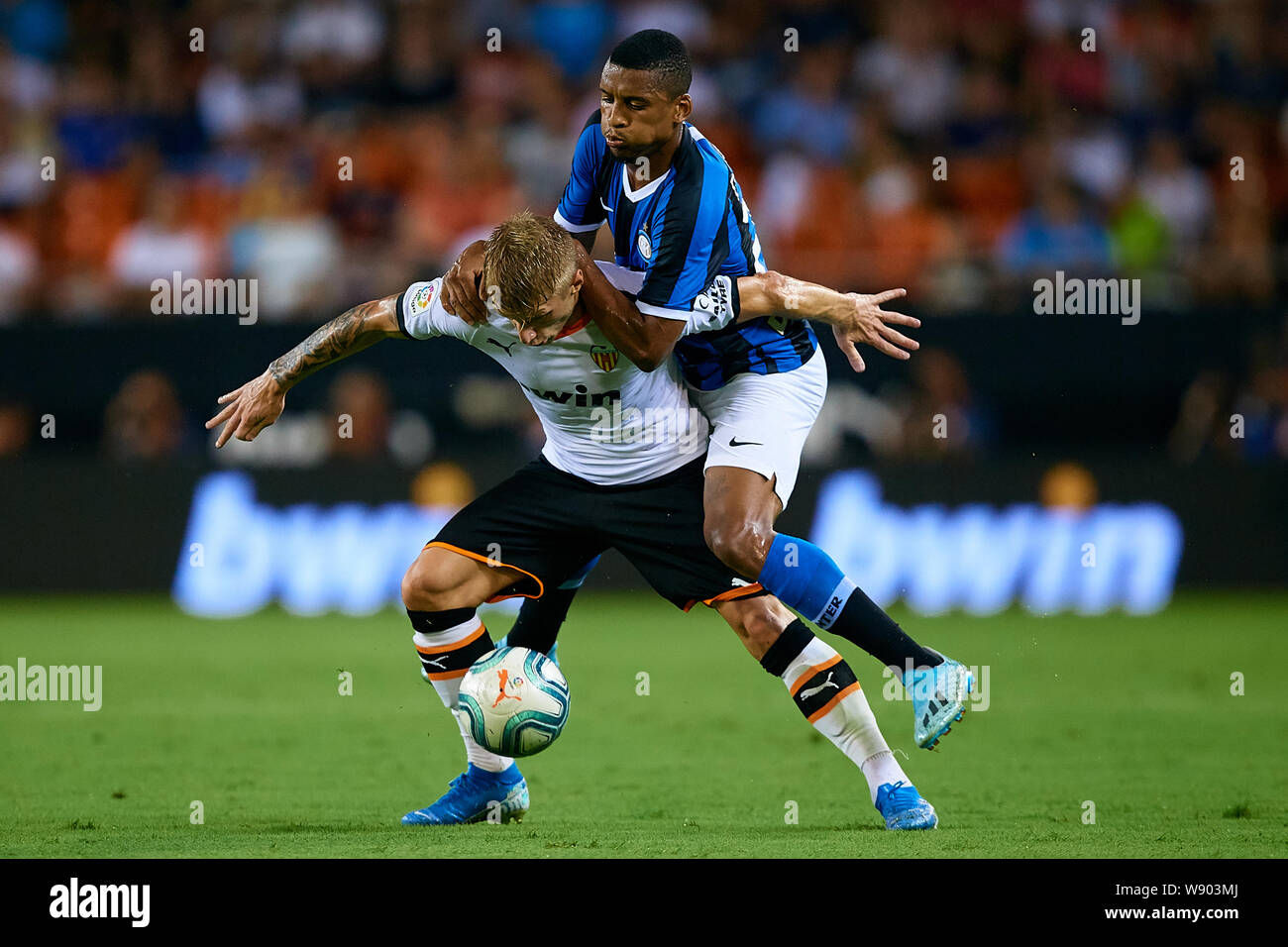 VALENCIA, Spagna - 10 agosto: Daniel Wass (L) di Valencia CF compete per la sfera con Estevao Dalbert di FC Internazionale durante la Bwin Trofeo Naranja amichevole tra Valencia CF e FC Internazionale a Estadio Mestalla il 10 agosto 2019 a Valencia, in Spagna. (Foto di ottenere immagini pronto/MB Media) Foto Stock