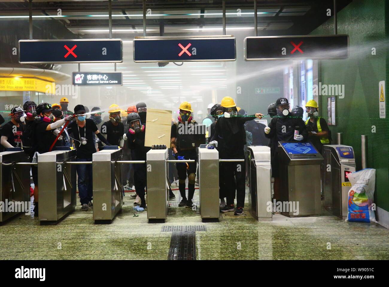 Hong Kong, Cina. 11 Ago, 2019. Le manifestazioni si è trasformato in violenza, con la polizia sparando gas lacrimogeni a manifestanti attraverso Hong Kong come chiamata di manifestanti per la democrazia. Qui i tumulti presso la stazione MTR a Kwai Fong dove la polizia distribuire gas lacrimogeni all'interno. Credito: Gonzales foto/Alamy Live News Foto Stock