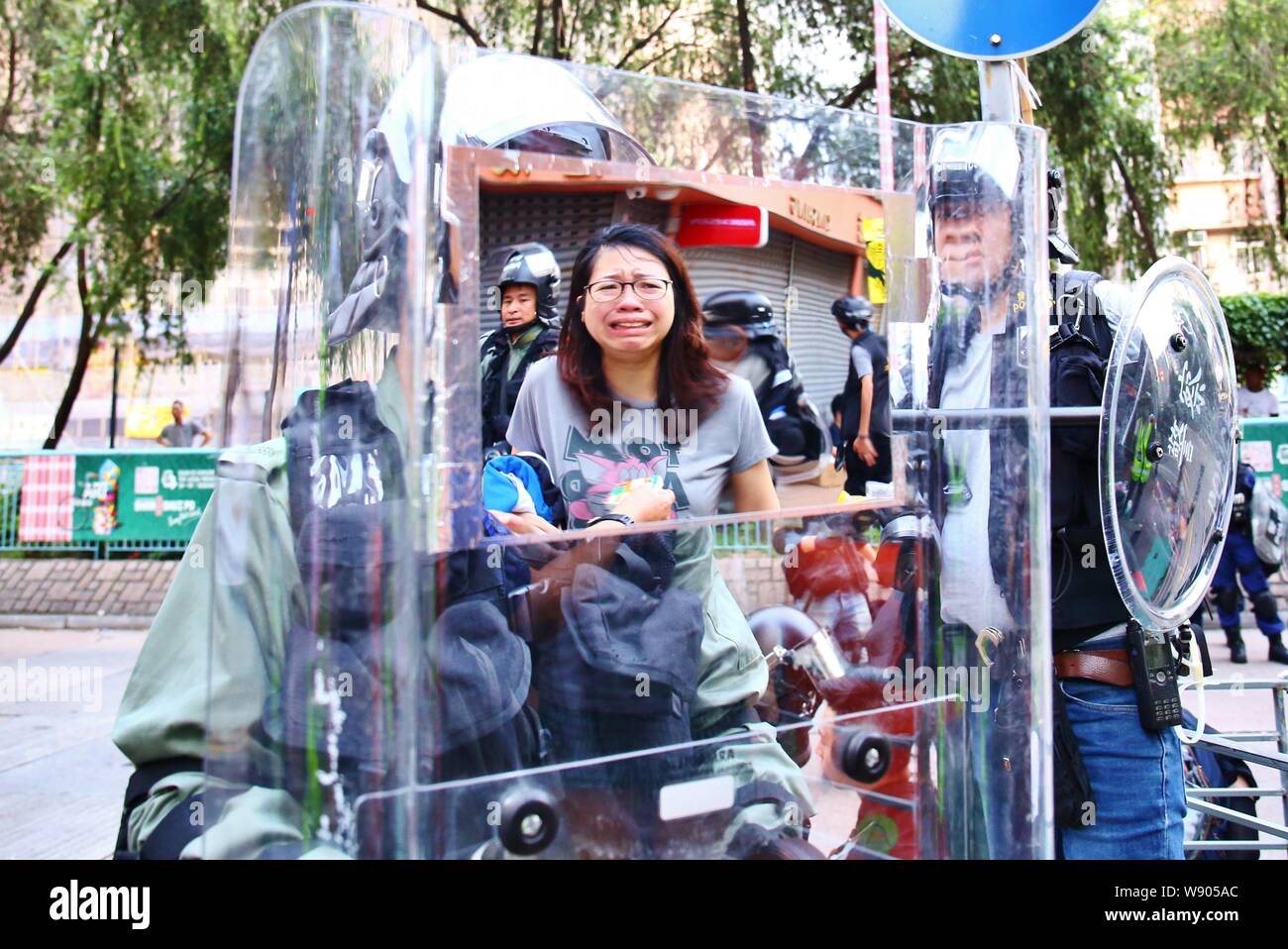 Hong Kong, Cina. 11 Ago, 2019. Le manifestazioni si è trasformato in violenza, con la polizia sparando gas lacrimogeni a manifestanti attraverso Hong Kong come chiamata di manifestanti per la democrazia. Un residente è il pianto dopo wathing la polizia utilizzando il loro vigore i manifestanti. Credito: Gonzales foto/Alamy Live News Foto Stock