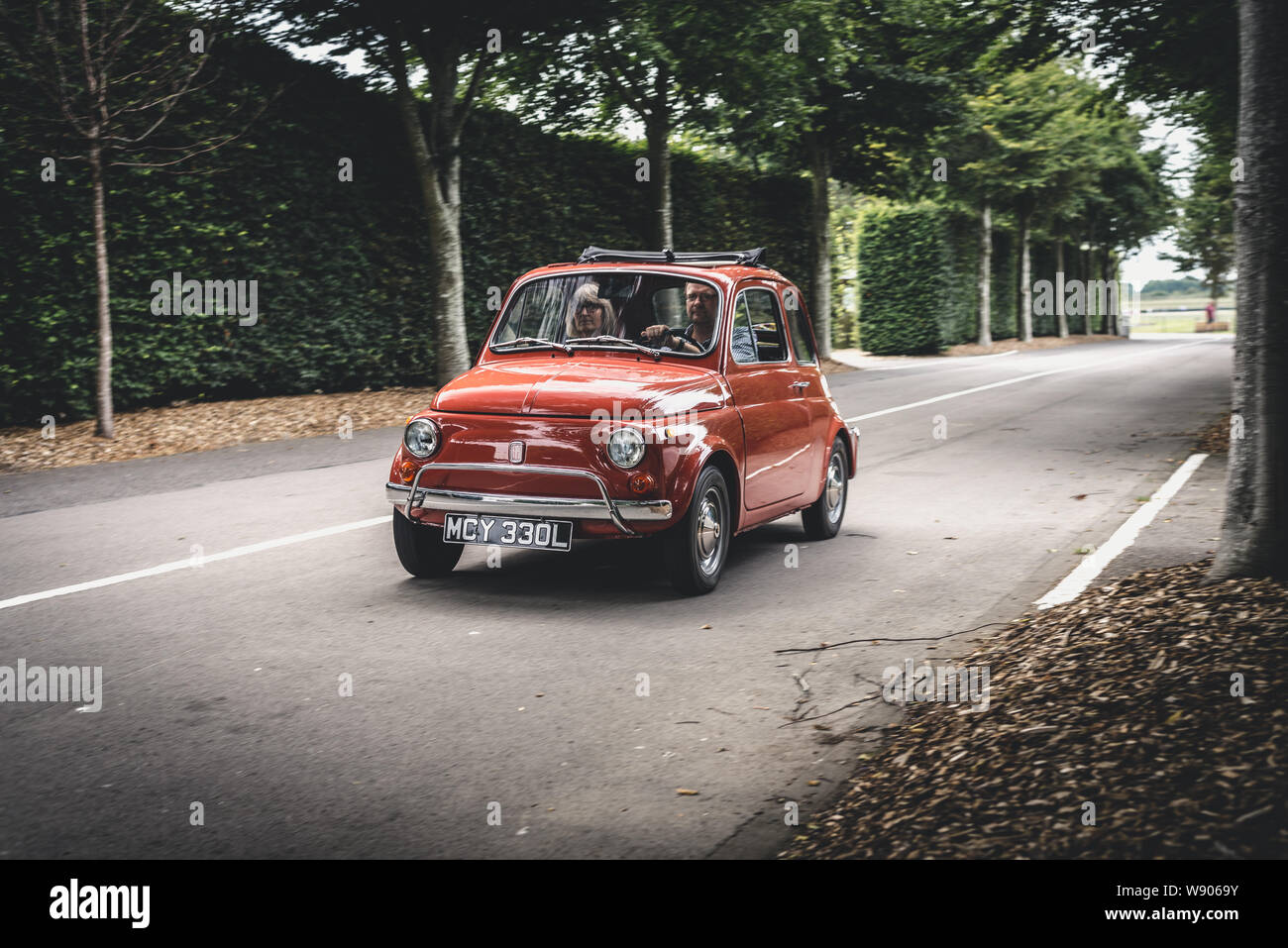 Automobili classiche a Goodwood Autodromo Prima Colazione Club, nelle vicinanze del Chichester, West Sussex, in Inghilterra. Foto Stock