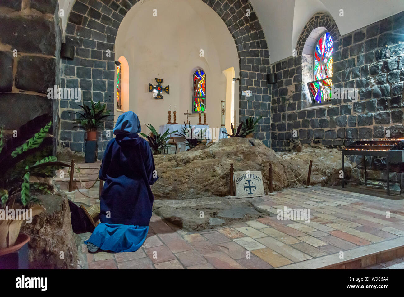 Tabgha, Israele - 18 Maggio 2019: Nun in preghiera nella chiesa della moltiplicazione dei pani e dei pesci in Tabgha, Israele Foto Stock