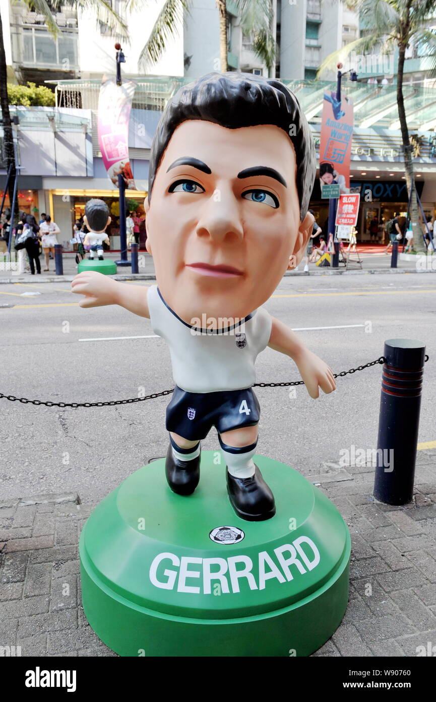 Un cartone animato la figura del calcio inglese star Luis Steven Gerrard viene visualizzato sul display in una strada a Hong Kong, Cina, 27 maggio 2014. Foto Stock