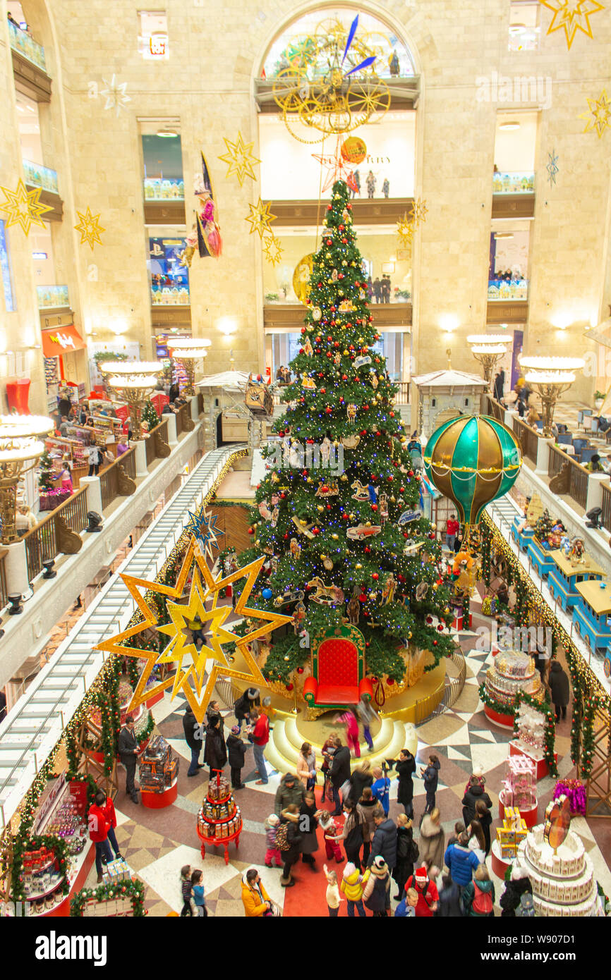 04-01-2017, Mosca, Russia. I bambini più grandi del negozio a Mosca Mondo bambini. Albero di Natale nel negozio di giocattoli, decorazione, installazione di un lotto o Foto Stock