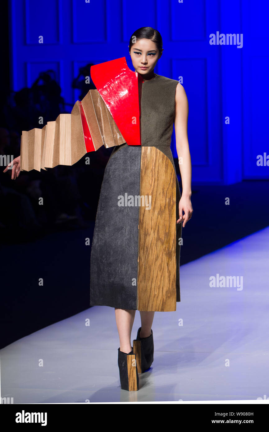 Un modello consente di visualizzare una nuova creazione al ventiduesimo Hanbo Cup internazionale di giovani designer di moda opere concorrenza durante la Cina della settimana della moda autunno/inverno Foto Stock