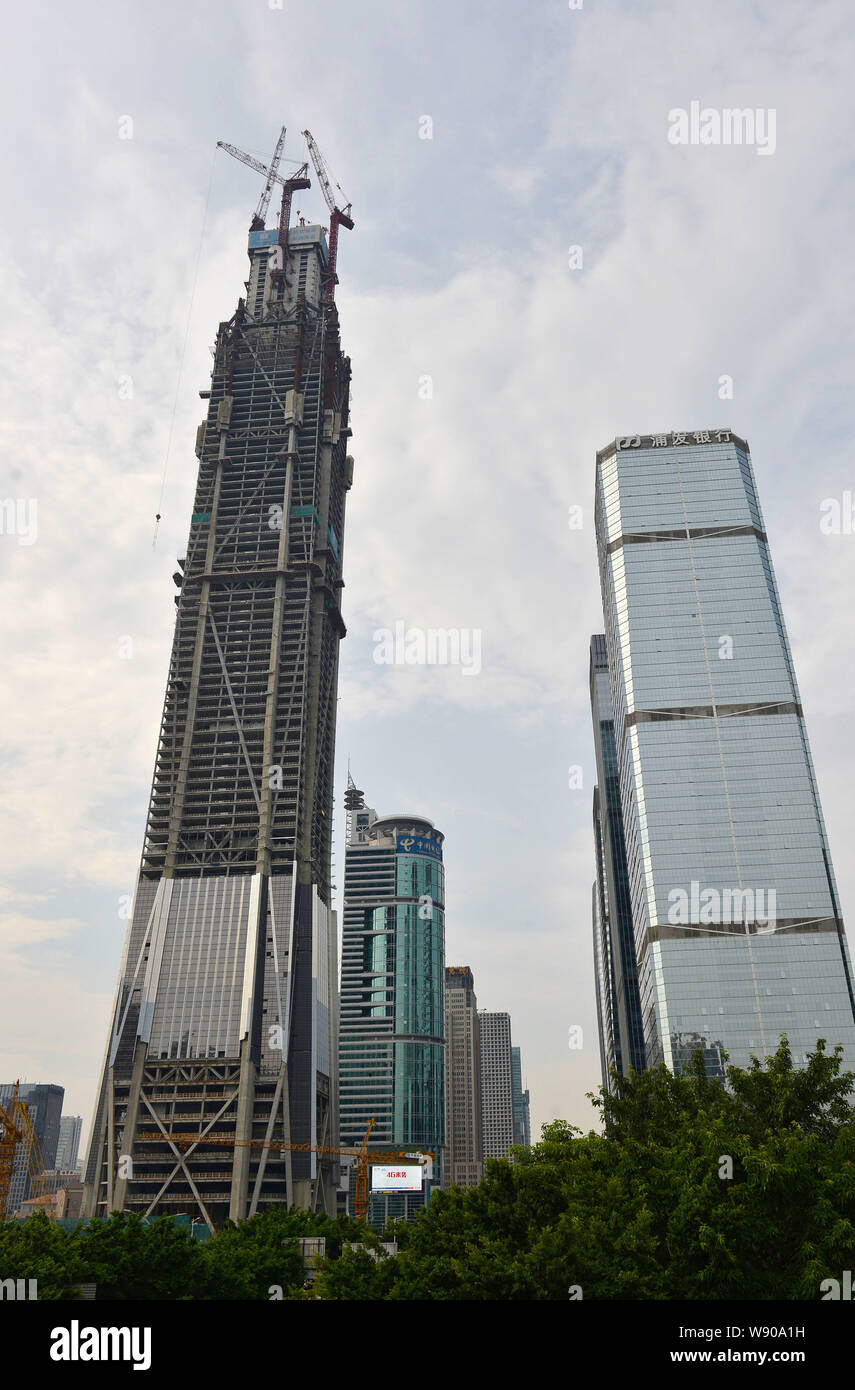 Vista del Ping Un Centro finanziario internazionale (IFC) Torre in costruzione, più alto, nella città di Shenzhen, sud Chinas nella provincia di Guangdong, 5 agosto Foto Stock