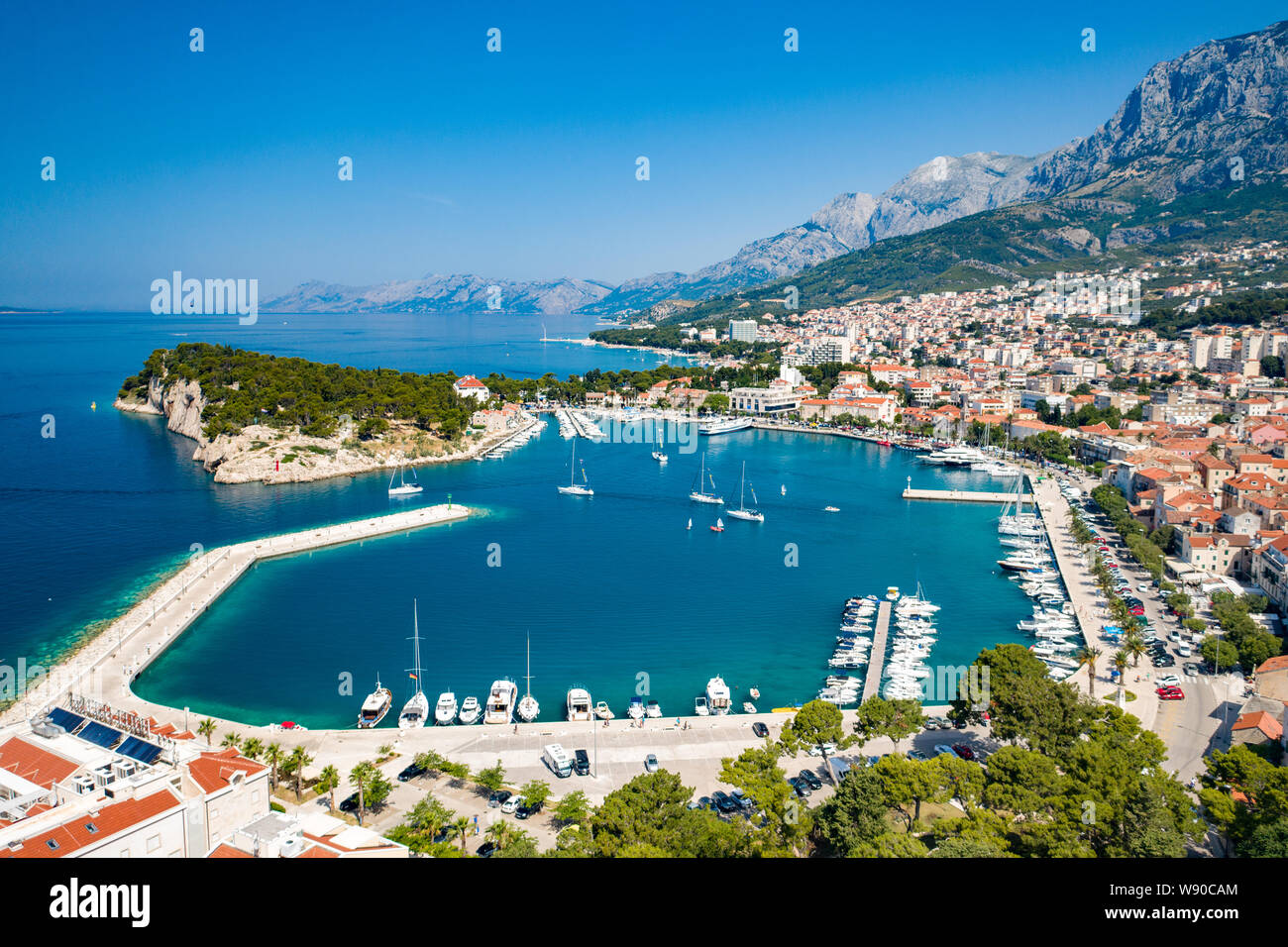 Una veduta aerea di Makarska, una bellissima città che si trova in Croazia Foto Stock