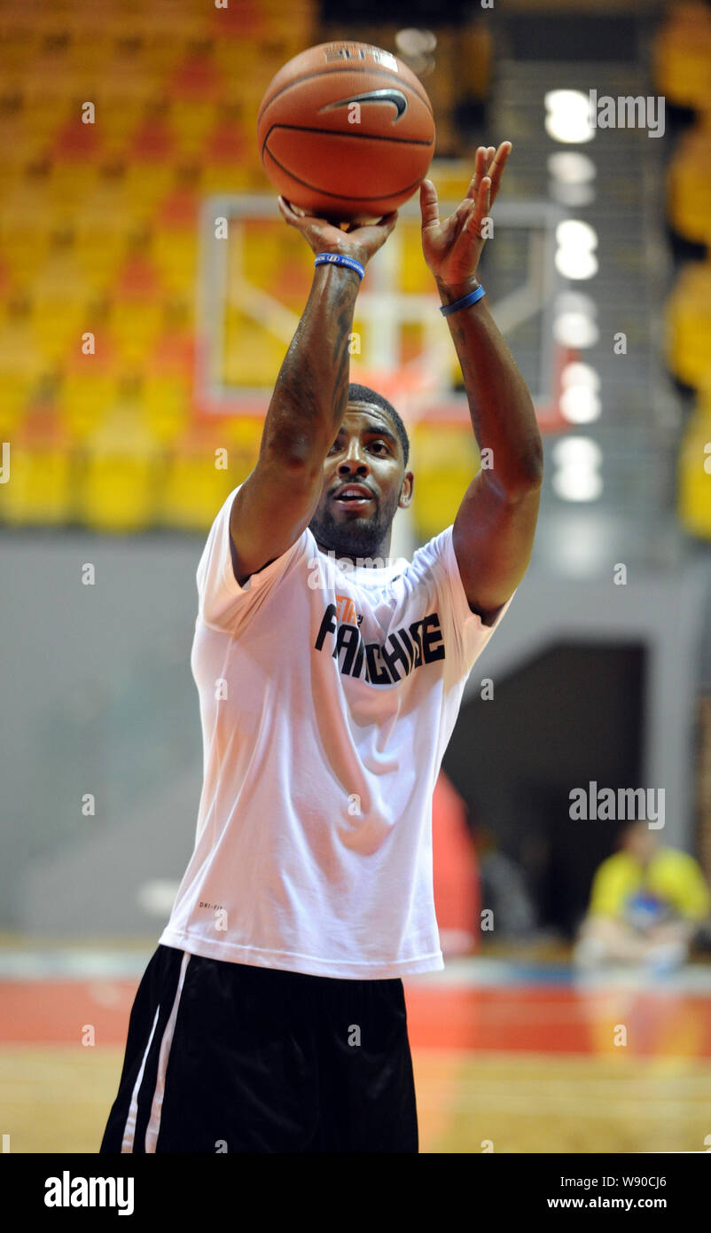 American giocatore di basket Kyrie Irving gioca un colpo durante un'attività didattica di Hong Kong, Cina, 10 giugno 2014. Foto Stock