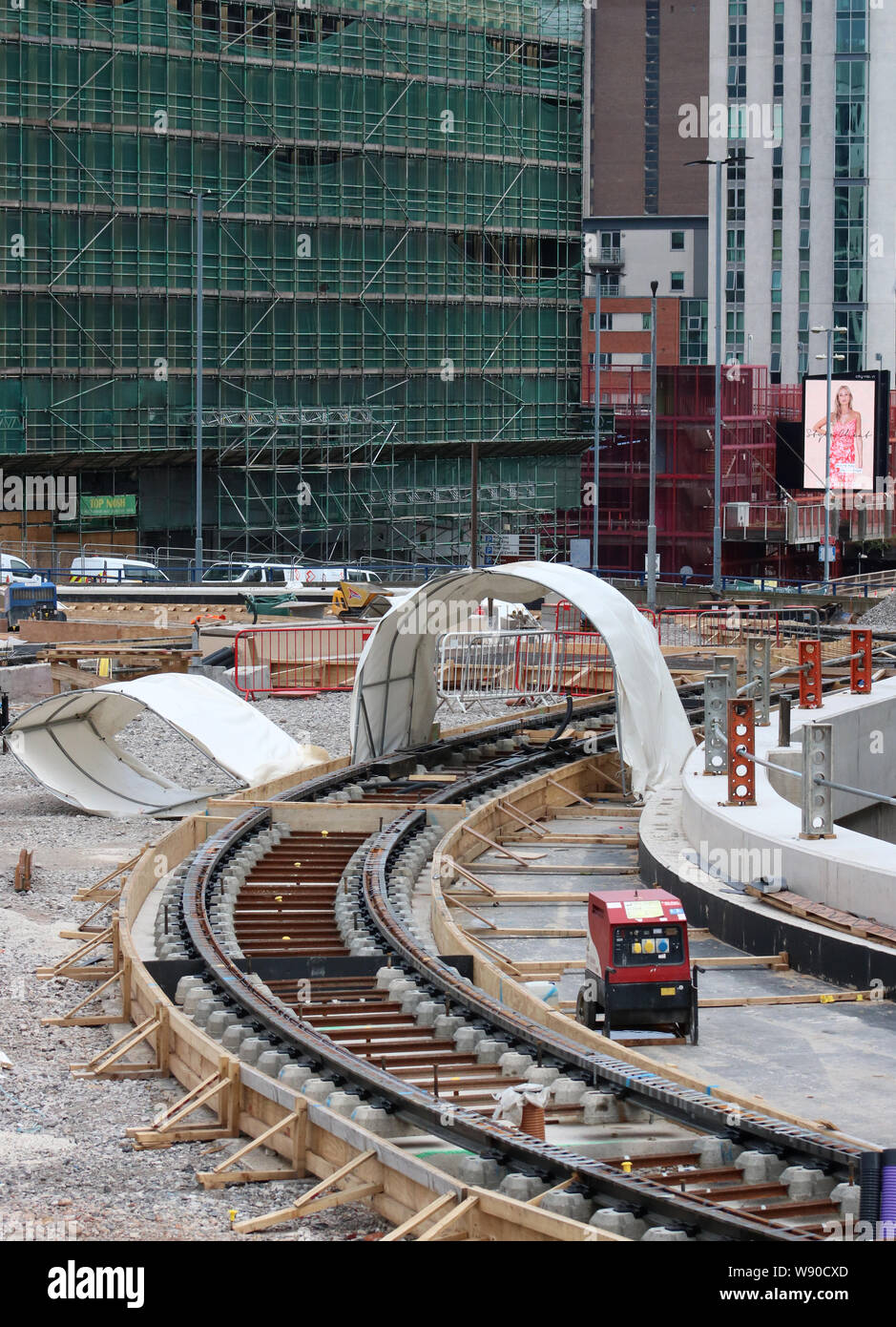 Vista dei lavori di costruzione nel centenario area quadrata di Birmingham del Westside estensione al Birmingham sistema tram il 31 luglio 2019. Foto Stock