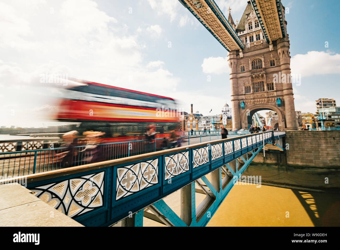 Il movimento sfocati pedoni e traffico presso il Tower Bridge di Londra Foto Stock