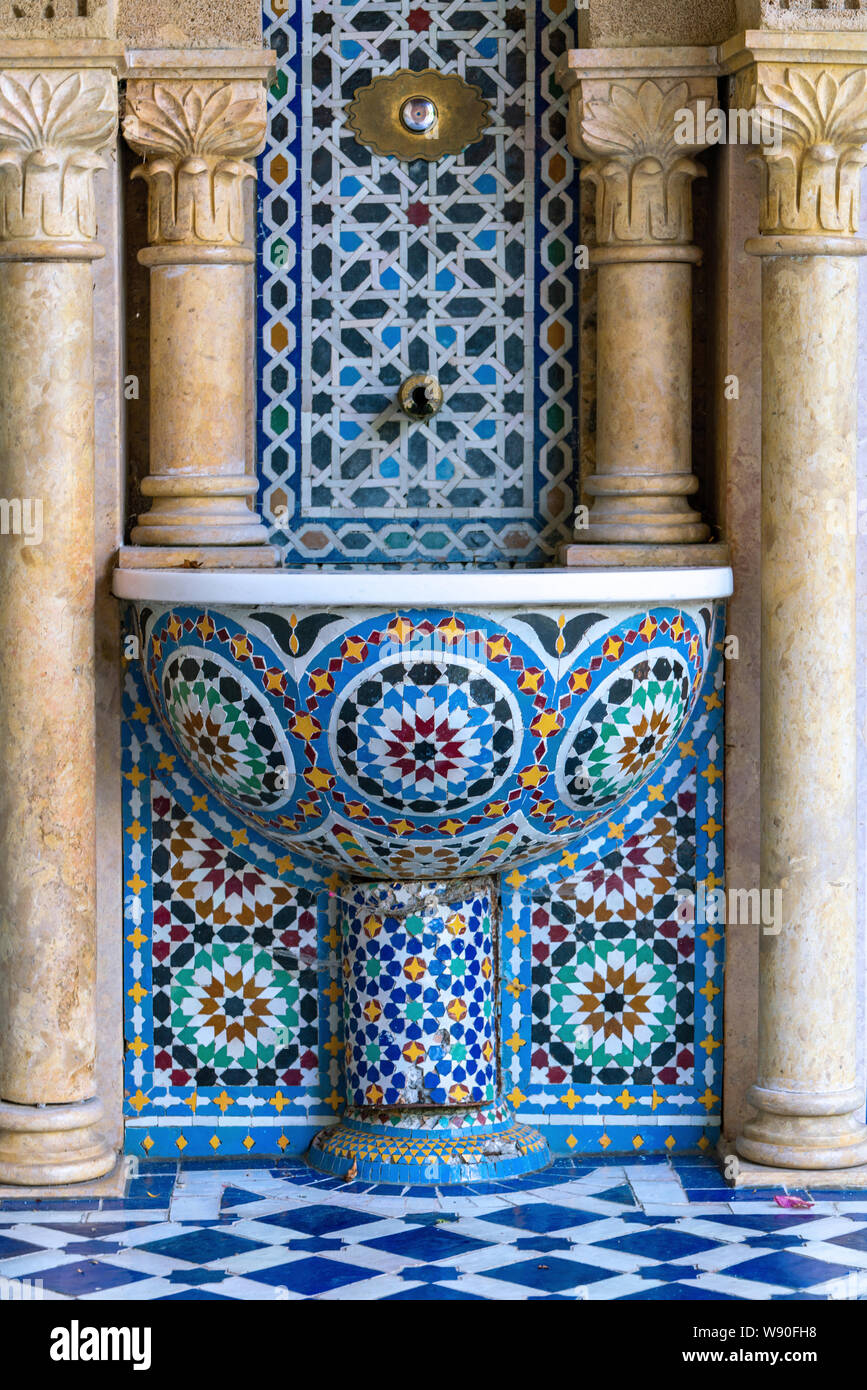 Pubblico bacino di acqua con mosaici blu in stile arabo la fornitura di acqua fresca nei giorni caldi Foto Stock