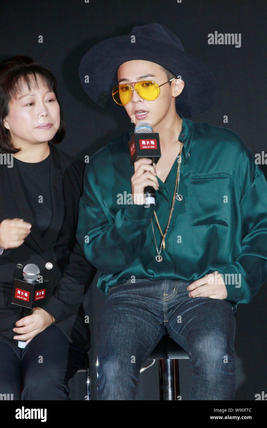 G-Dragon (Kwon Ji-yong) Corea del Sud gruppo Big Bang o BigBang, destra, parla a un incontro della ventola da gioielli di marca Chow Tai Fook a Hong Kong, Cina Foto Stock