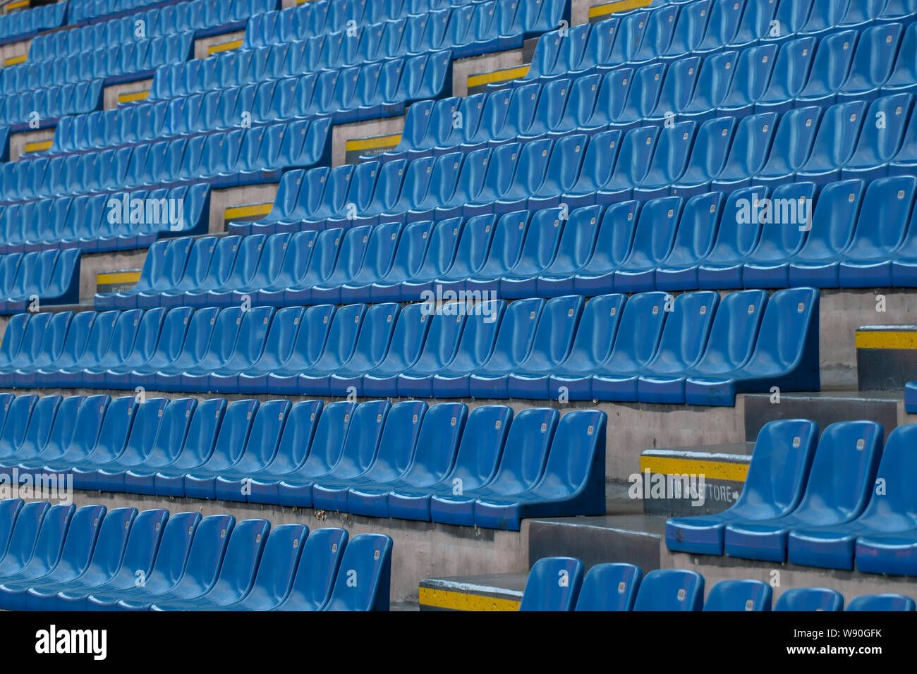 Stadium completamente vuoto ore prima della partita. Sedie blu in cui nessuno è seduto. Foto Stock