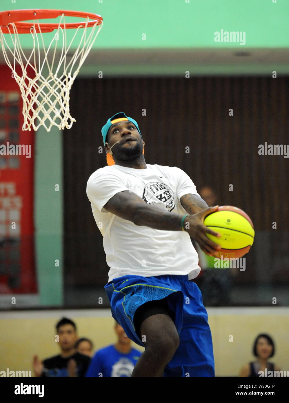 La superstar NBA LeBron James salta a dunk durante una riunione della ventola del luogo 2014 LeBron James Basketball Tour di Hong Kong, Cina, 23 luglio 2014. Foto Stock