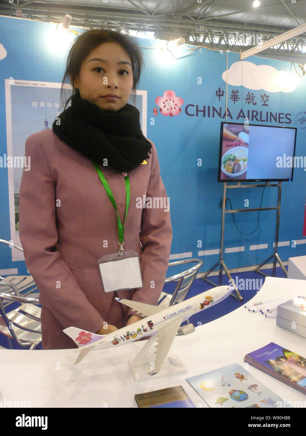 --FILE--un dipendente è visto presso lo stand della China Airlines durante il Chengdu International Travel Fair (CITF) 2013 nella città di Chengdu, southwest Chinas Foto Stock