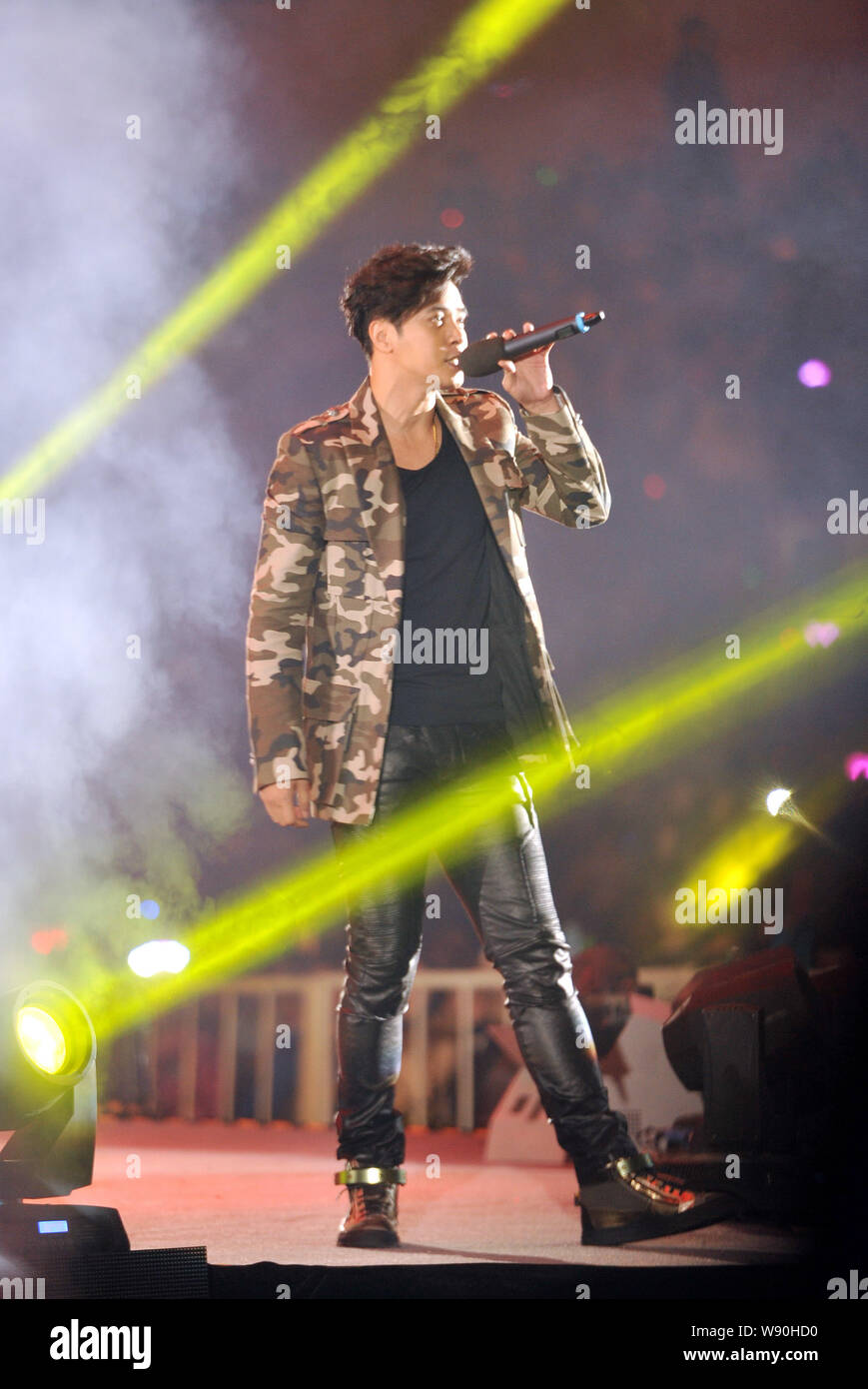 Cantante Taiwanese Show Lo esegue al 2014 Shuanggou Mudan notte Asian star concerto nella città di Yangzhou, est cinese della provincia di Jiangsu, 27 Dicembre 20 Foto Stock