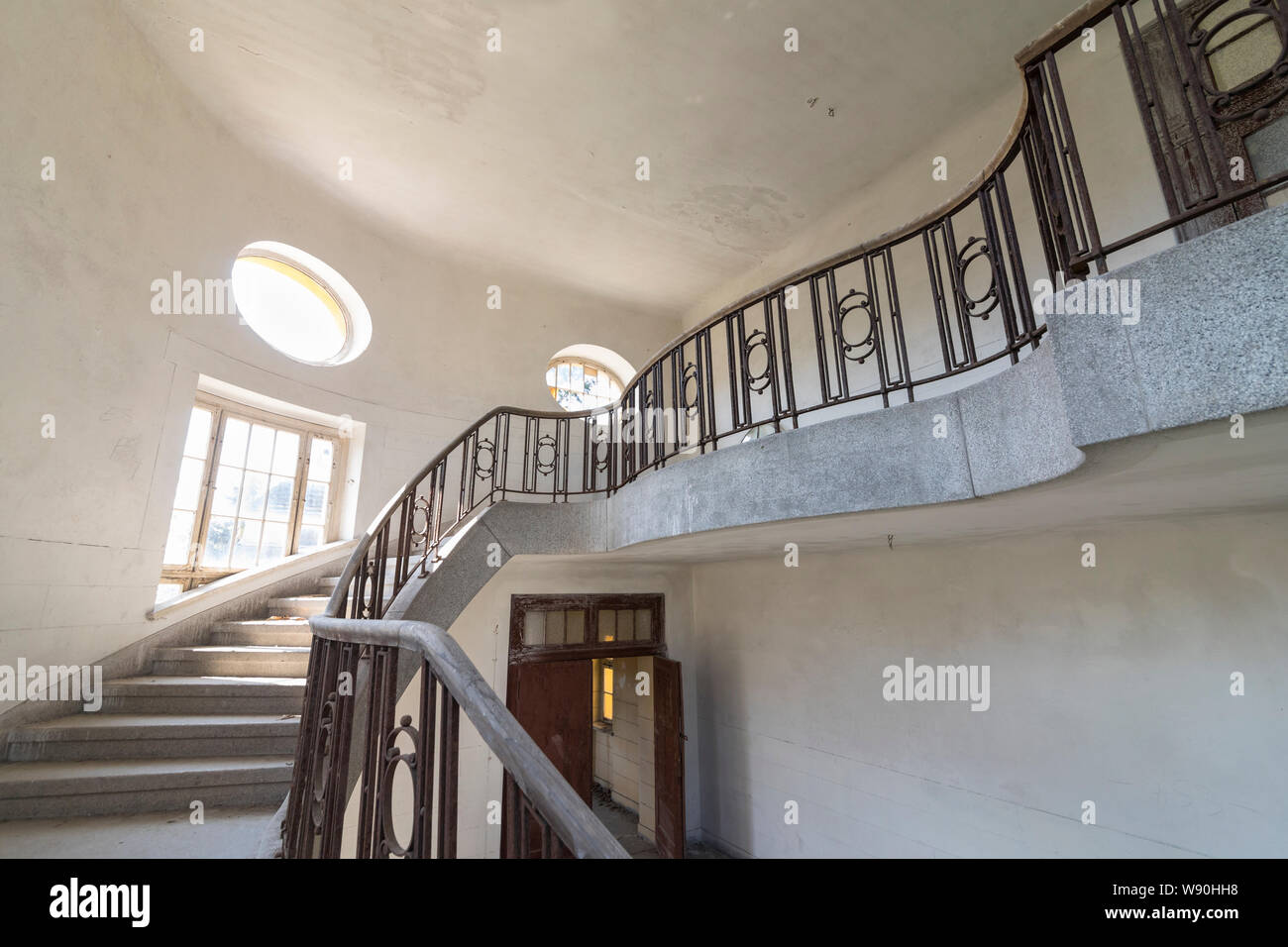 Scala a interno della ex caserma storica, ufficiali edificio "Haus der Offiziere', abbandonati dall'esercito russo nel 1994 Foto Stock